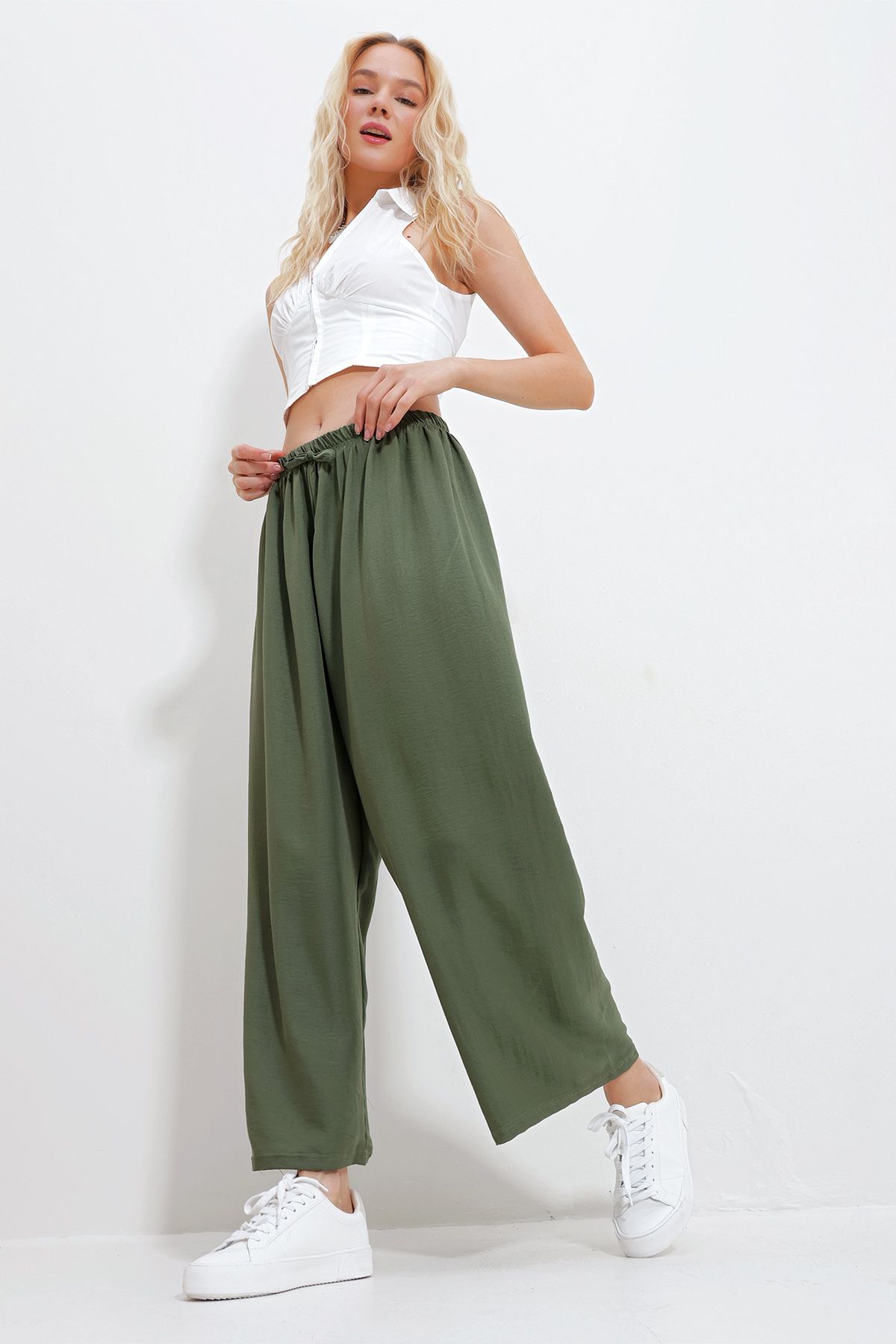 Trend Alaçatı Stili Kadın Haki Beli Lastikli Geniş Paça Dökümlü Dokuma Pantolon ALC-X11883