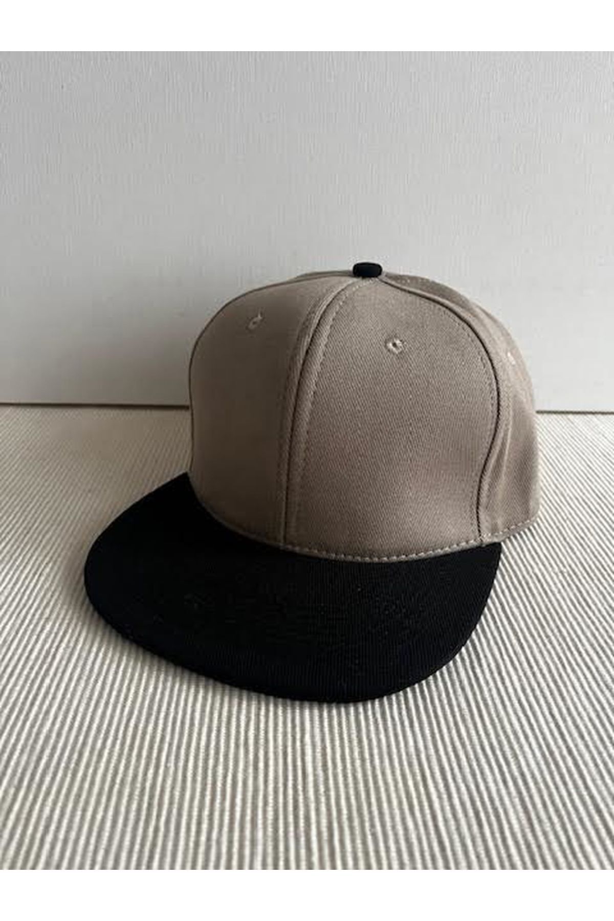 CosmoOutlet İki Renkli Basic Arkasından Ayarlanabilir Siyah-Bej Hip Hop Şapka