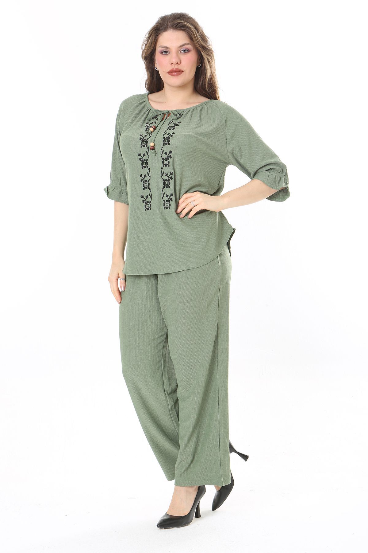 Şans Kadın Büyük Beden Yeşil Bürümcük Kumaş Nakışlı Bluz Pantolon İkili Takım 65N37972