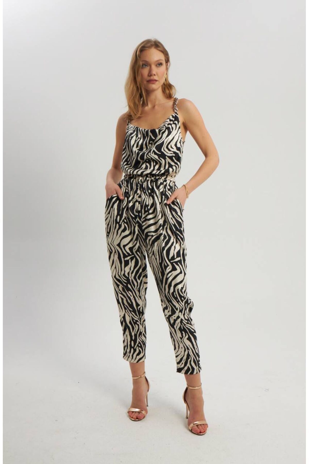 modelstore zebra desenli kadın zincirli askılı tulum