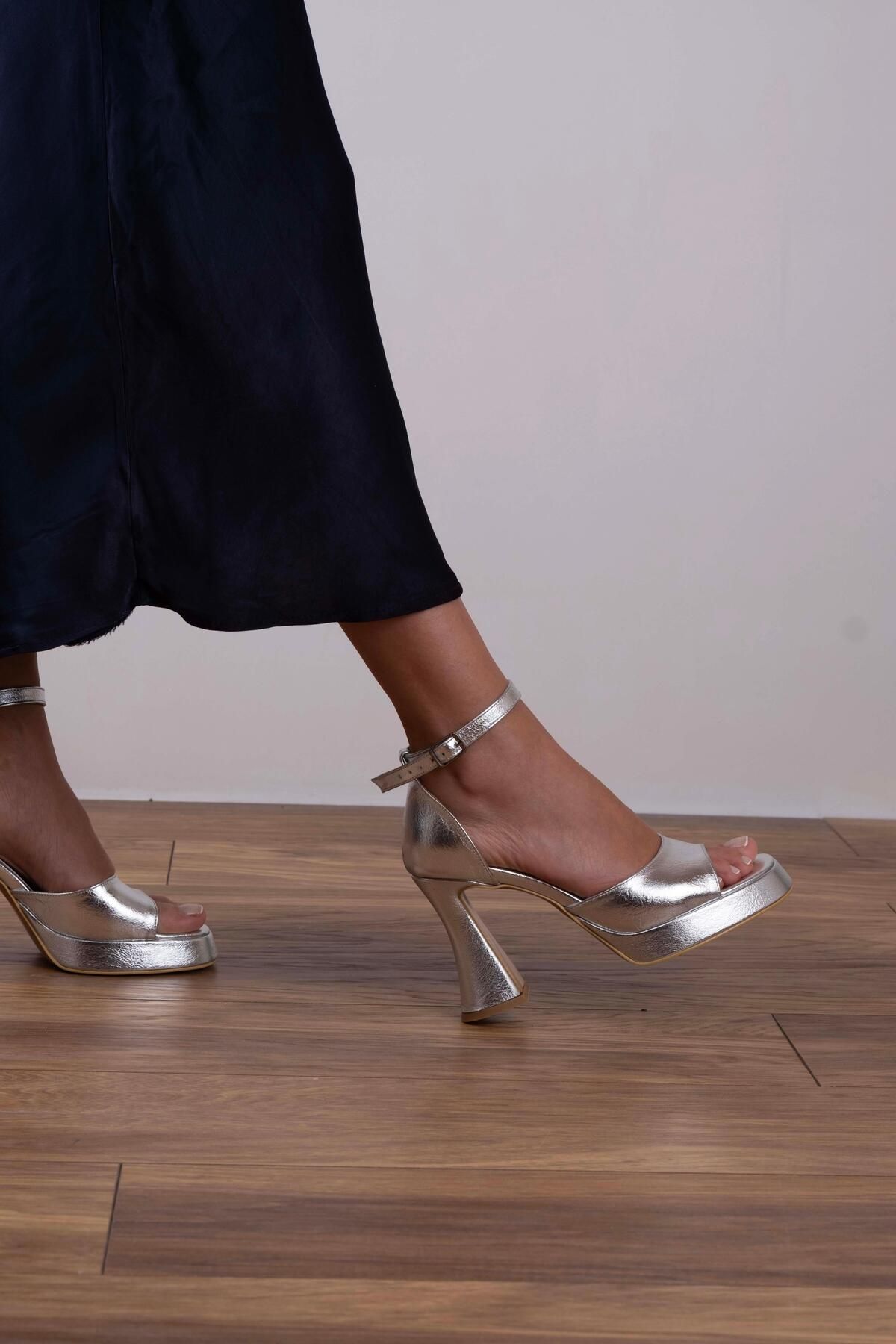 sovrana Tek Bantlı Kalın Platform Topuklu Ayakkabı Gümüş Metalik