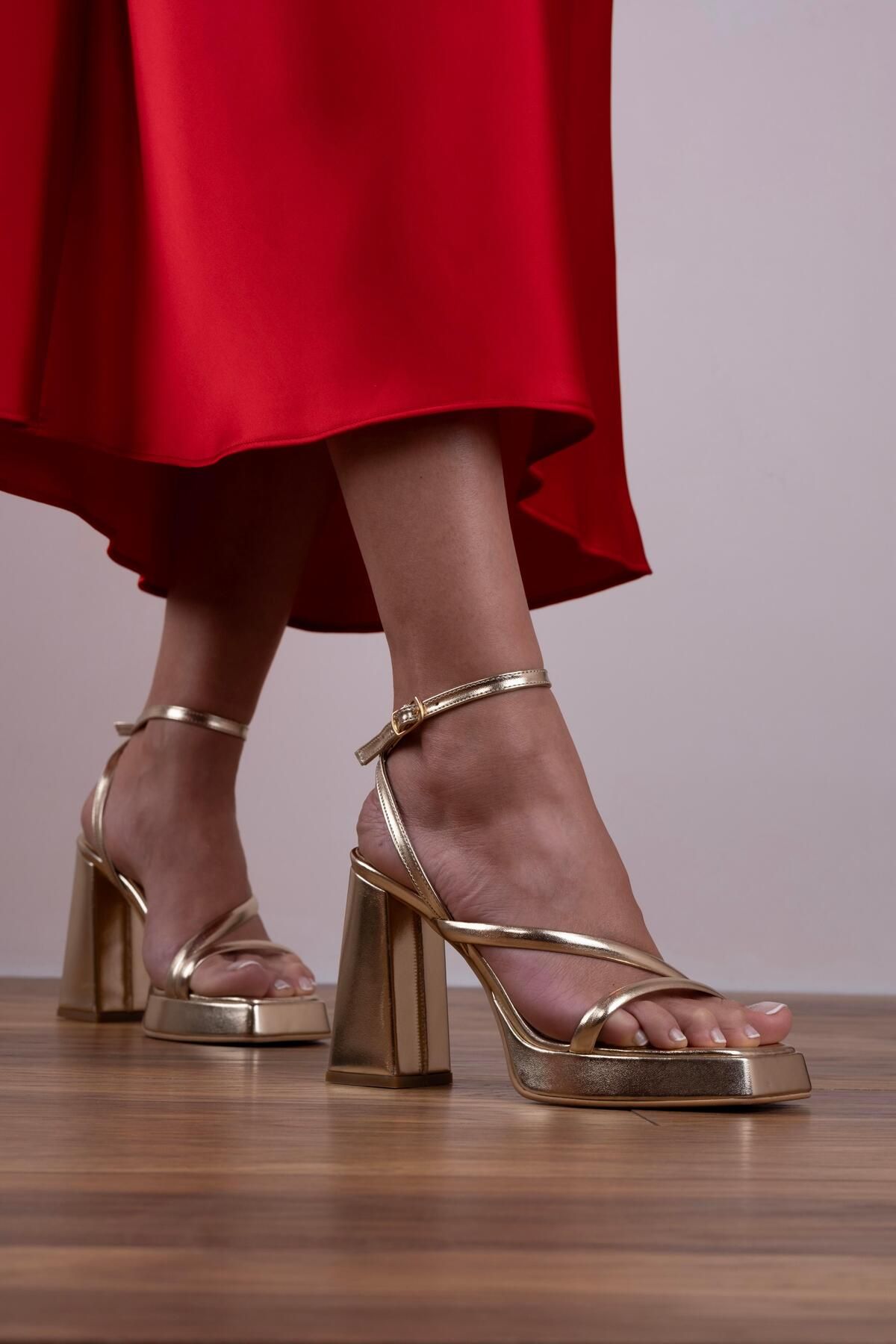 sovrana Şerit Detaylı Platform Topuklu Ayakkabı Altın Metalik