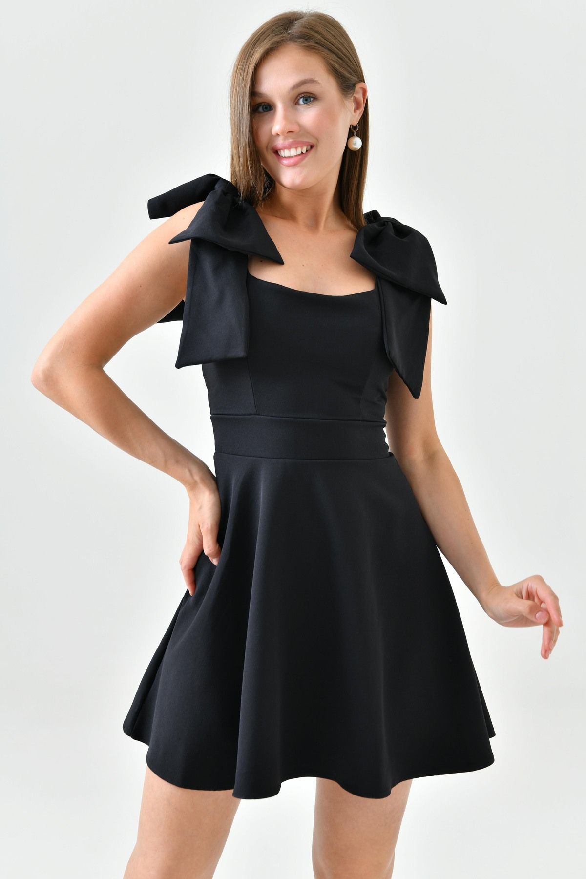 bayansepeti Siyah Atlas Kumaş Straplez Yaka Bağlama Askı Detay Kısa Siyah Kloş Elbise 2030