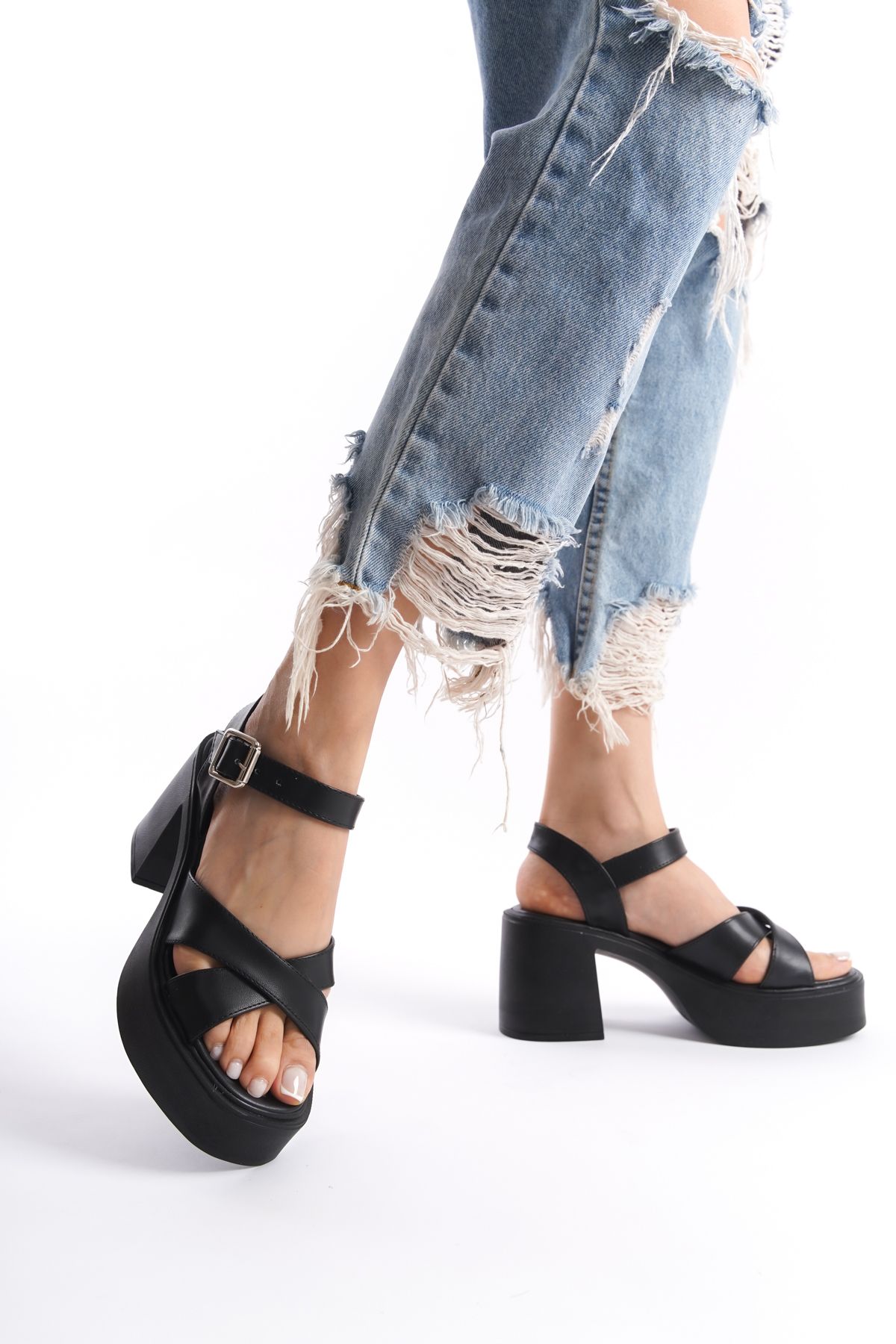 Limeo Siyah Yüksek Yandan Tokalı Çapraz Şeritli Önü Açık Cilt Yazlık Kadın Dolgu Taban Sandalet Ayakkabı