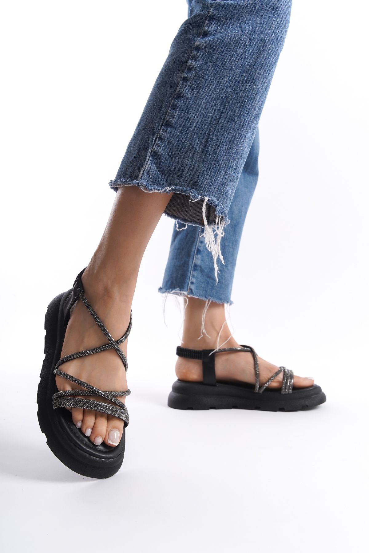 Limeo Siyah Parlak Taş Detaylı Çapraz Şeritli Orta Yüksek Tabanlı Tokalı Kadın Yazlık Sandalet