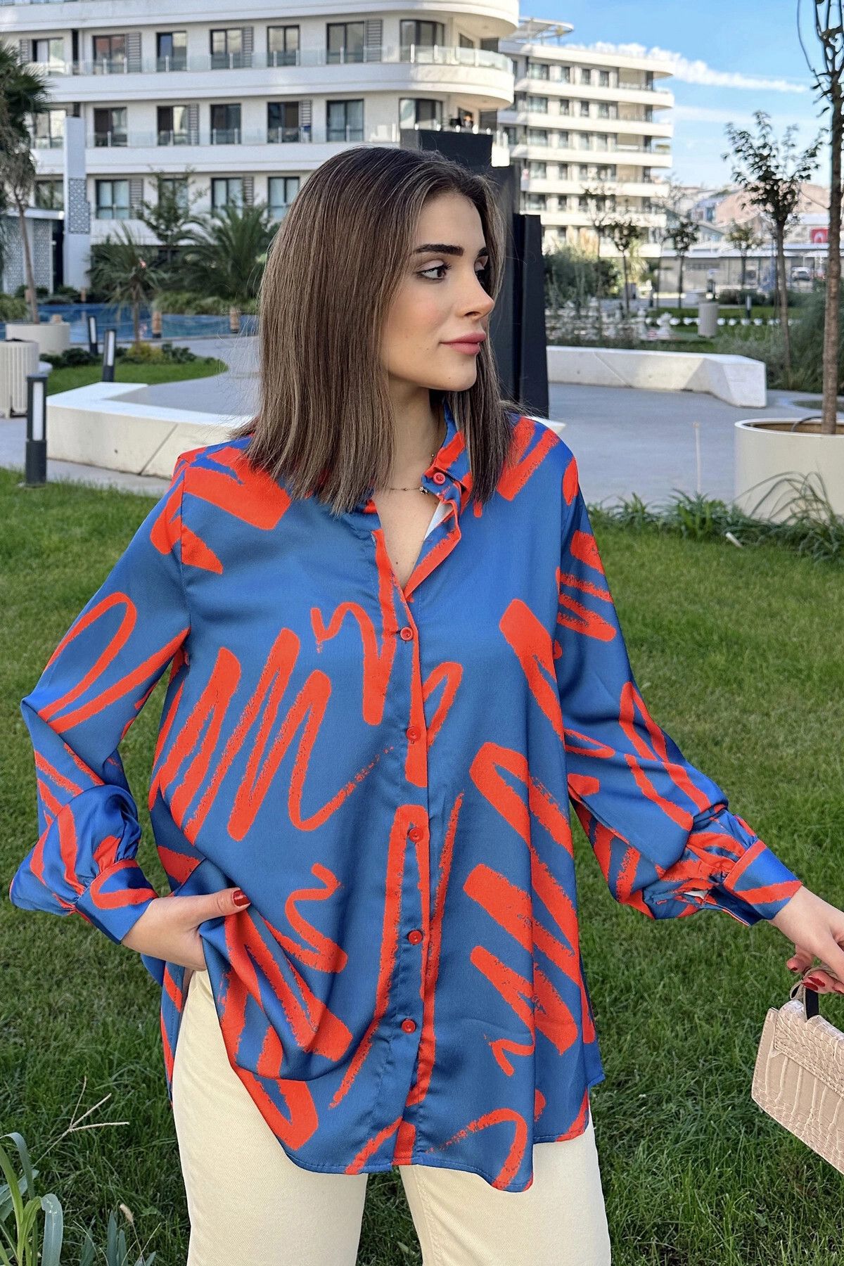New Laviva Kadın İndigo Uzun Balon Kol, Saten Kumaş, Arkası Pliseli, Salaş Dökümlü Gömlek