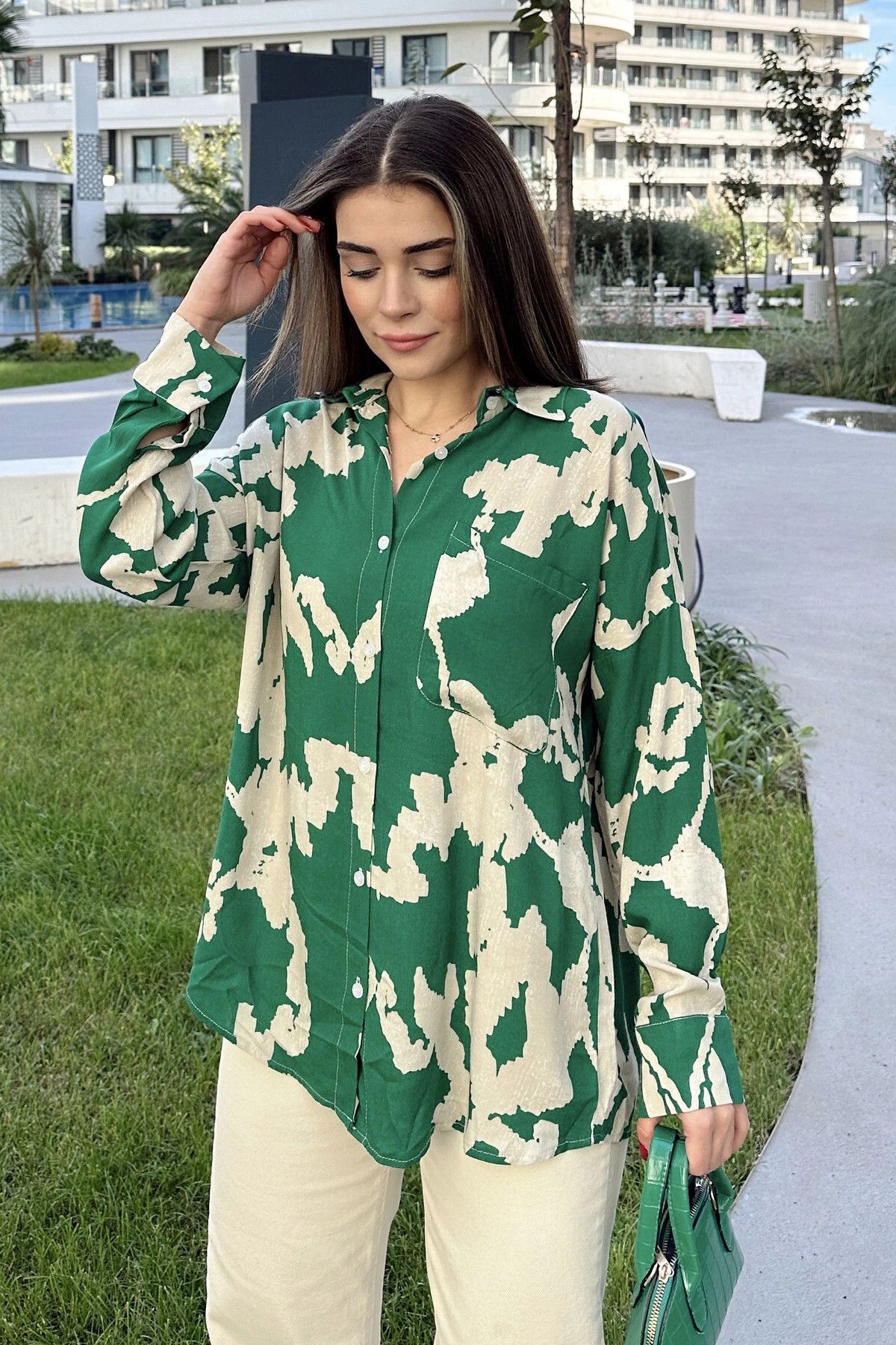 New Laviva Kadın Yeşil Uzun Kol, Arkası Pliseli, Salaş Dökümlü, Viskon Gömlek