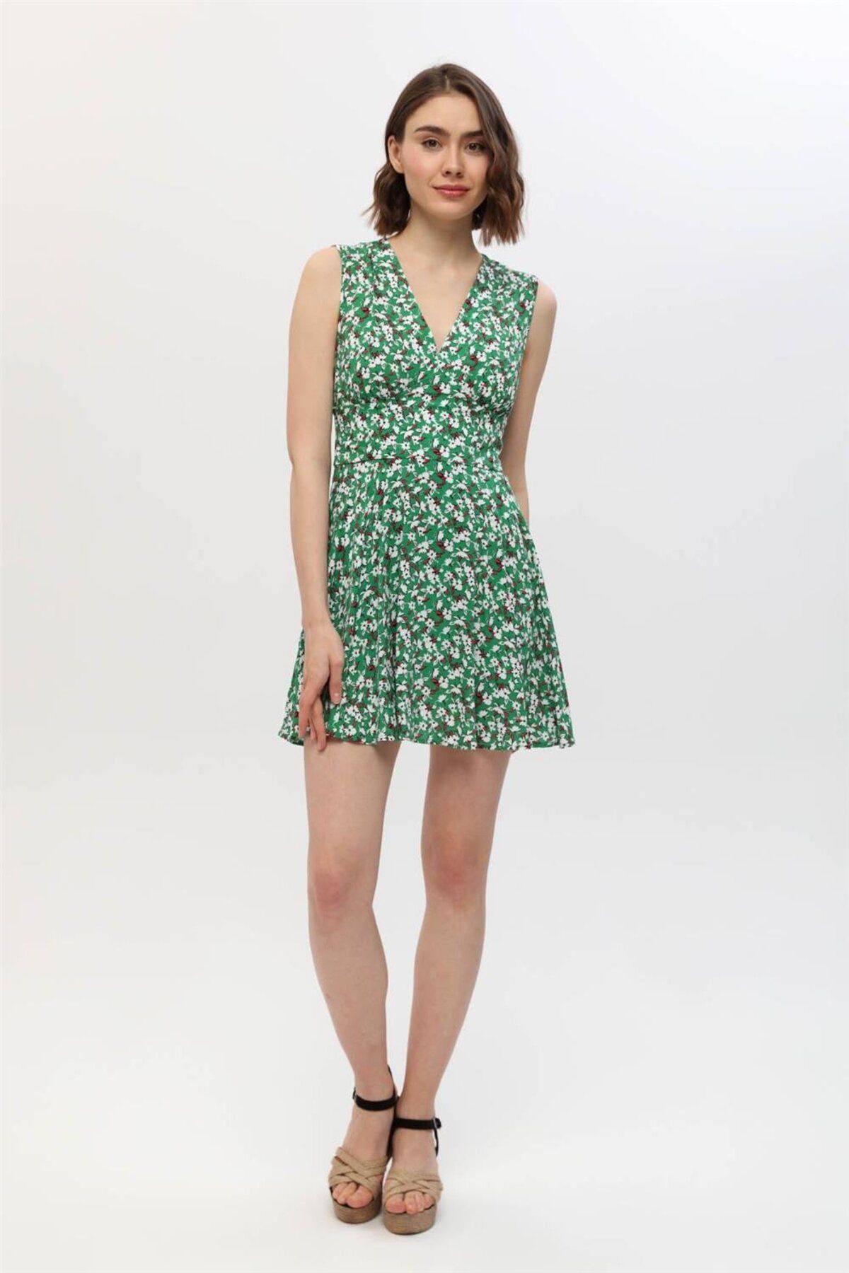 Home Store Elbise V Yaka Kolsuz Şortlu Kır Çiçek Desenli - Yeşil