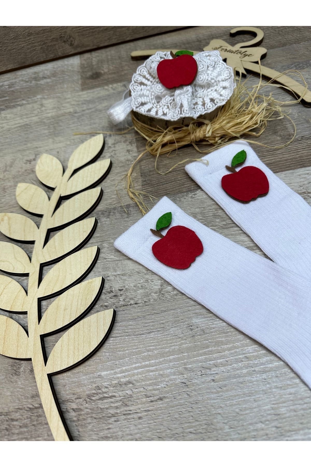 Feriatolye Elma figürlü beyaz dantel saç bandı ve elma konseptli beyaz kız bebek diz altı çorap