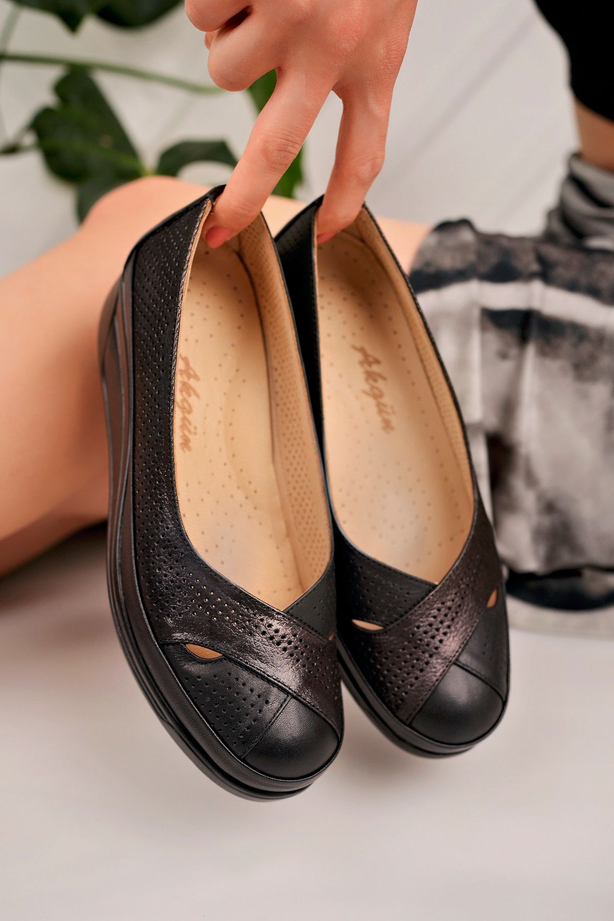 Akgün Terlik Kadın Hakiki Deri Siyah Sim Rahat Comfort Ayakkabı