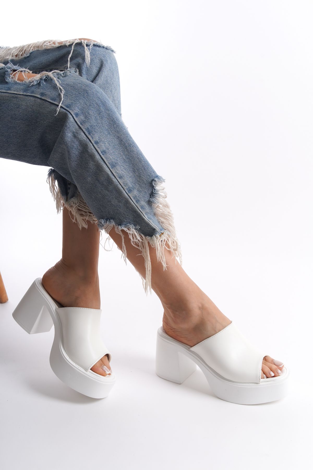 Limeo Beyaz Yüksek Dolgu Topuklu Suni Deri Tek Kalın Şeritli Önü Açık Yazlık Kadın Terlik Sandalet