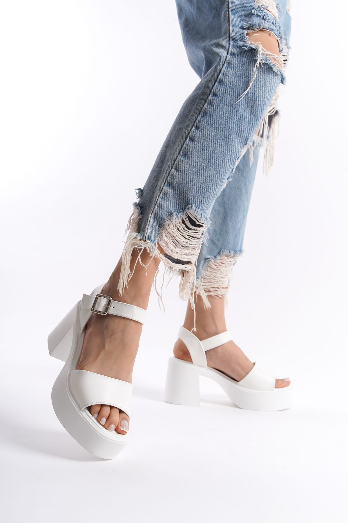 Limeo Beyaz Yüksek Yandan Tokalı Tek Şeritli Önü Açık Cilt Yazlık Kadın Dolgu Taban Sandalet Ayakkabı