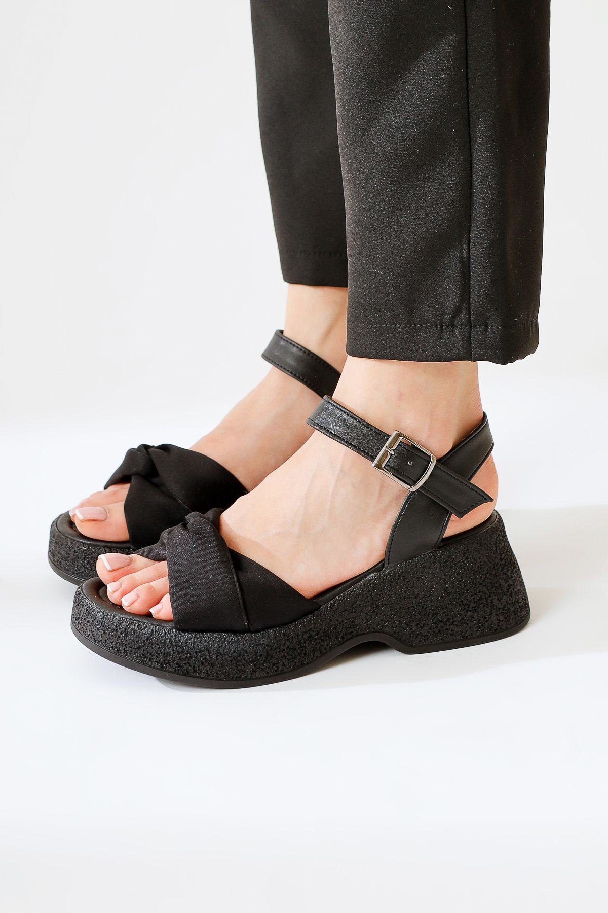 Limoya Mastan Siyah Kalın Topuklu Çarpraz Bantlı Kalın Topuklu Sandalet