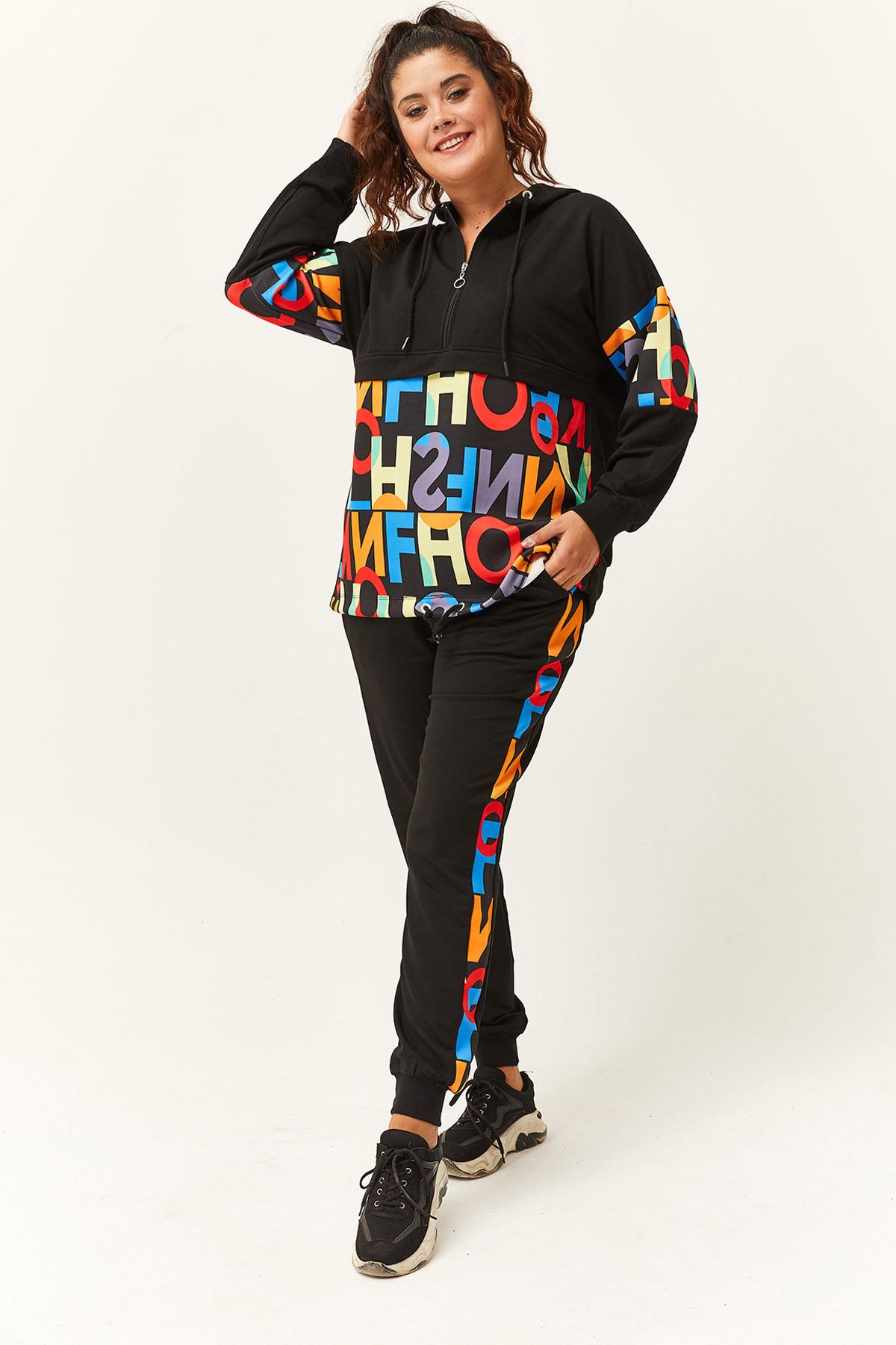 Ebsumu Kadın Büyük Beden Renkli Harf Desenli Siyah Eşofman Takımı