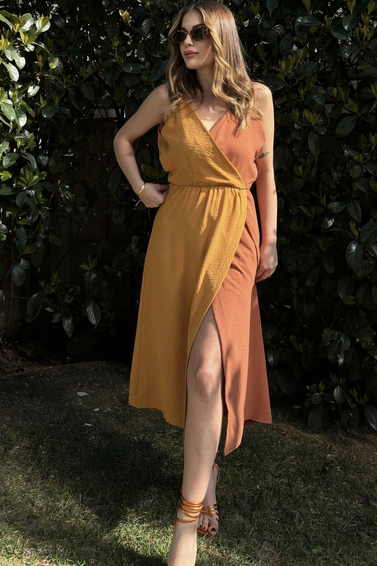 New Laviva Kadın Hardal & Turuncu Color Block Kruvaze, Hasır Askı Detaylı, Yırtmaçlı, Uzun Airobin Elbise