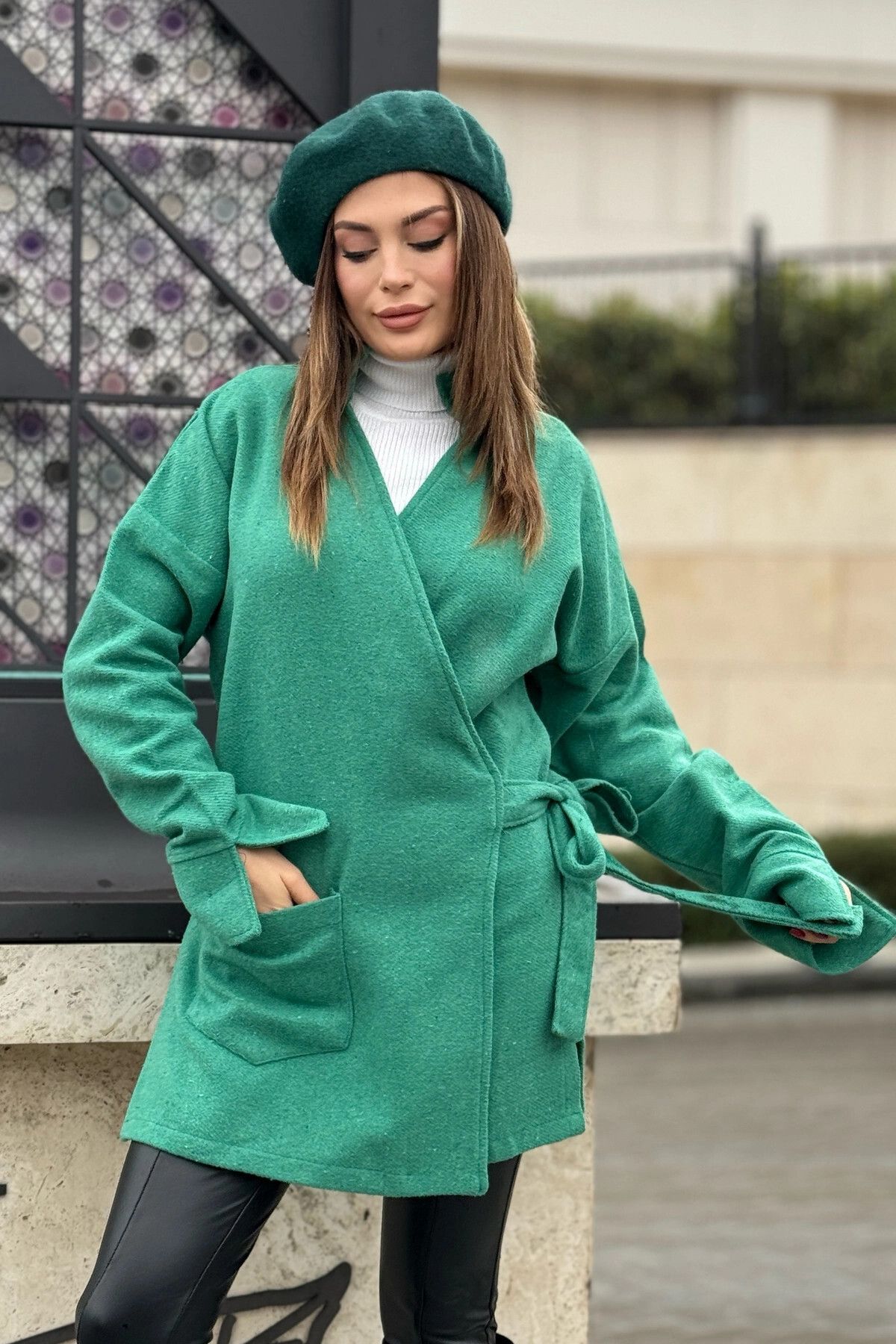 New Laviva Kadın Yeşil Kruvaze Yaka, Yandan Bağlama Detaylı, Yırtmaçlı Kaşe Ceket