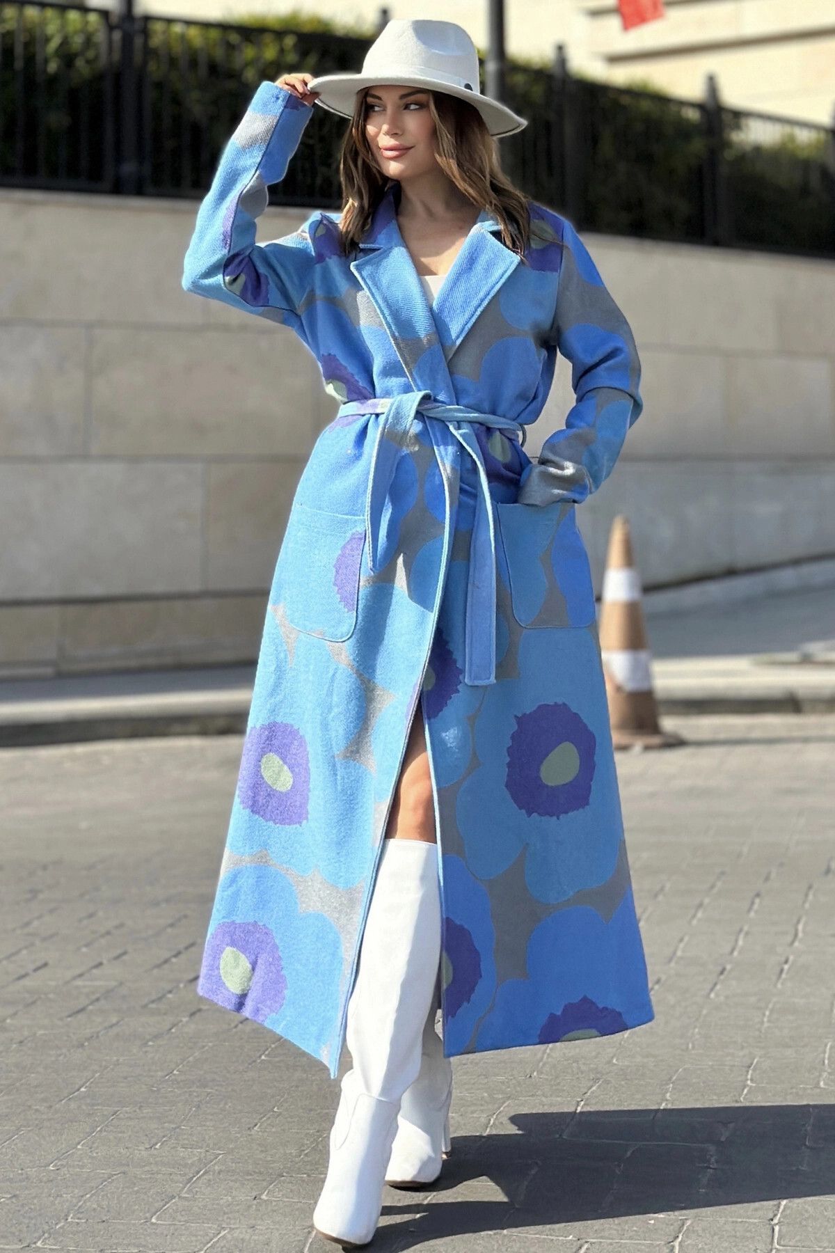 New Laviva Kadın Mavi Desenli Astarlı, Ceket Yaka, Beli Kemerli, Rahat Kalıp, Digital Baskı, Uzun Kaşe Kaban