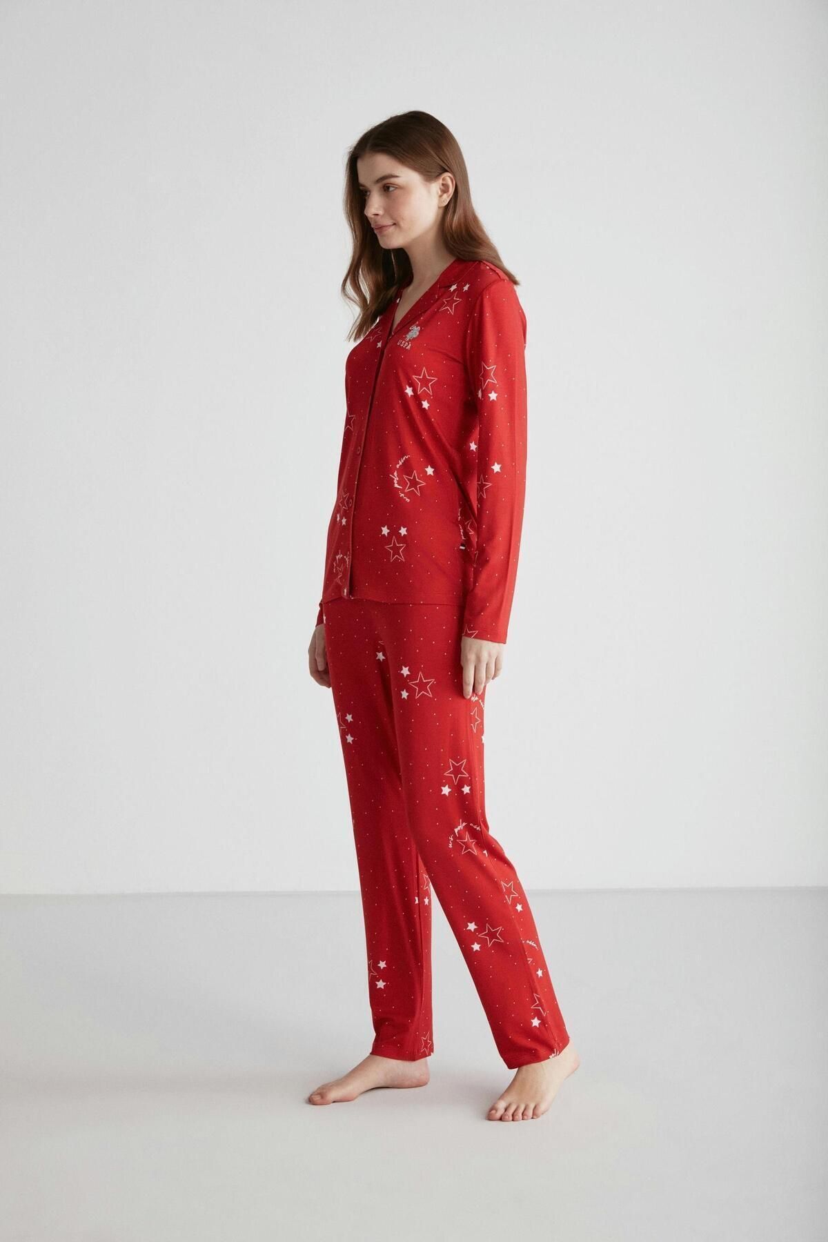 U.S. Polo Assn. Kadın %100 Pamuklu Kırmızı Yıldız Desenli Boydan Patlı Düz Paça 2'li Pijama Takımı