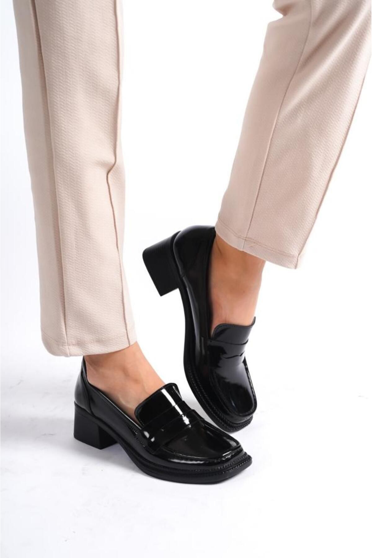 Şenpa Delbin Kadın Siyah Rugan Topuklu Günlük Ayakkabı