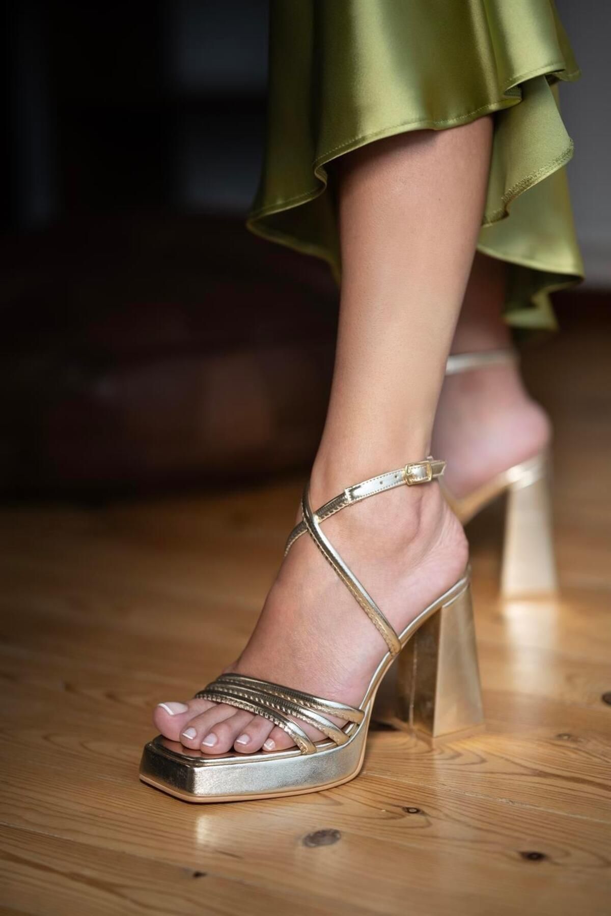 sovrana Şerit Detaylı Platform Topuklu Ayakkabı Altın Metalik