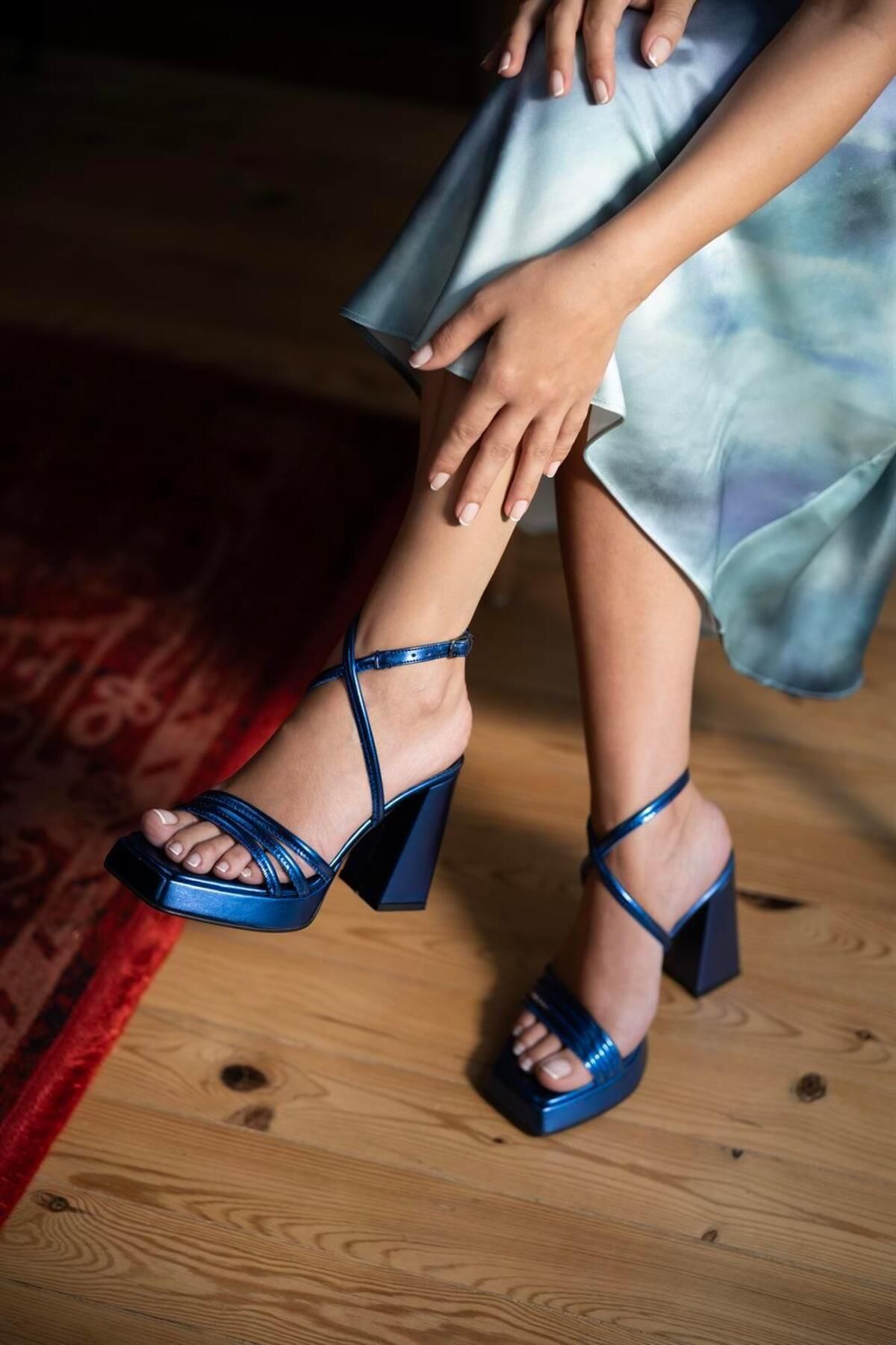sovrana Şerit Detaylı Platform Topuklu Ayakkabı Saks Metalik