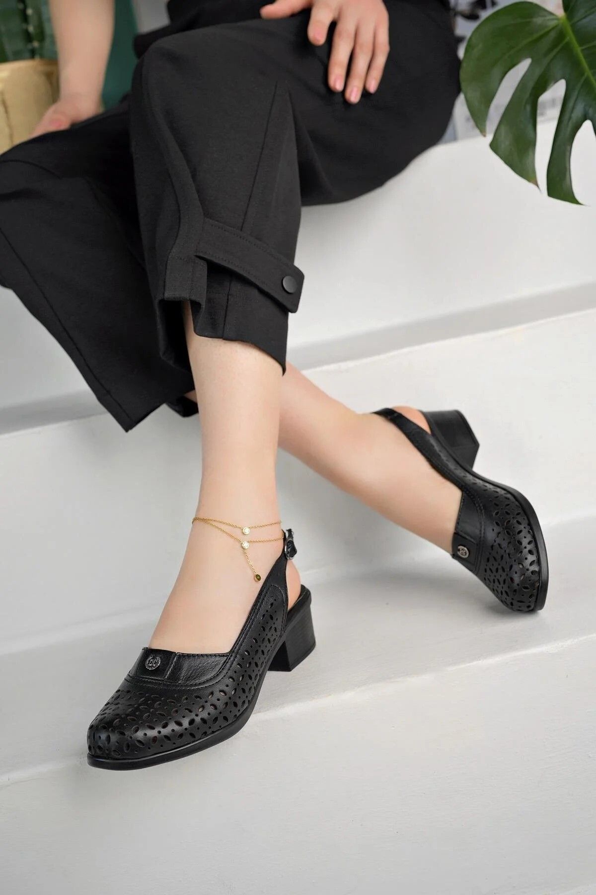 Akgün Terlik Kadın Siyah Hakiki Deri Burnu Kapalı Comfort Sandalet
