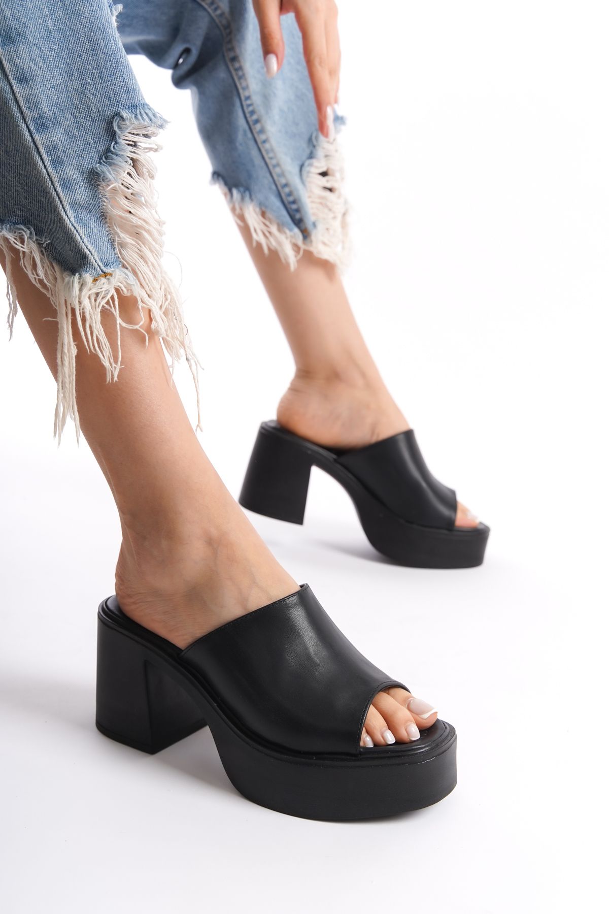 Limeo Siyah Yüksek Dolgu Topuklu Suni Deri Tek Kalın Şeritli Önü Açık Yazlık Kadın Terlik Sandalet