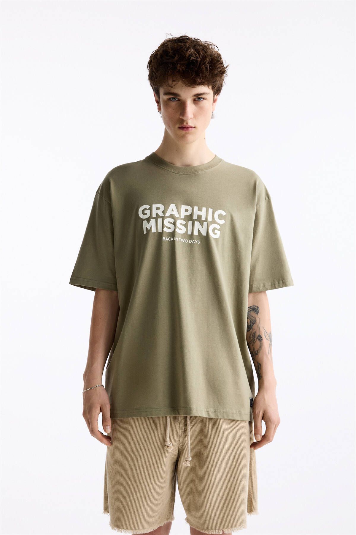 Pull & Bear Grafik baskılı haki t-shirt