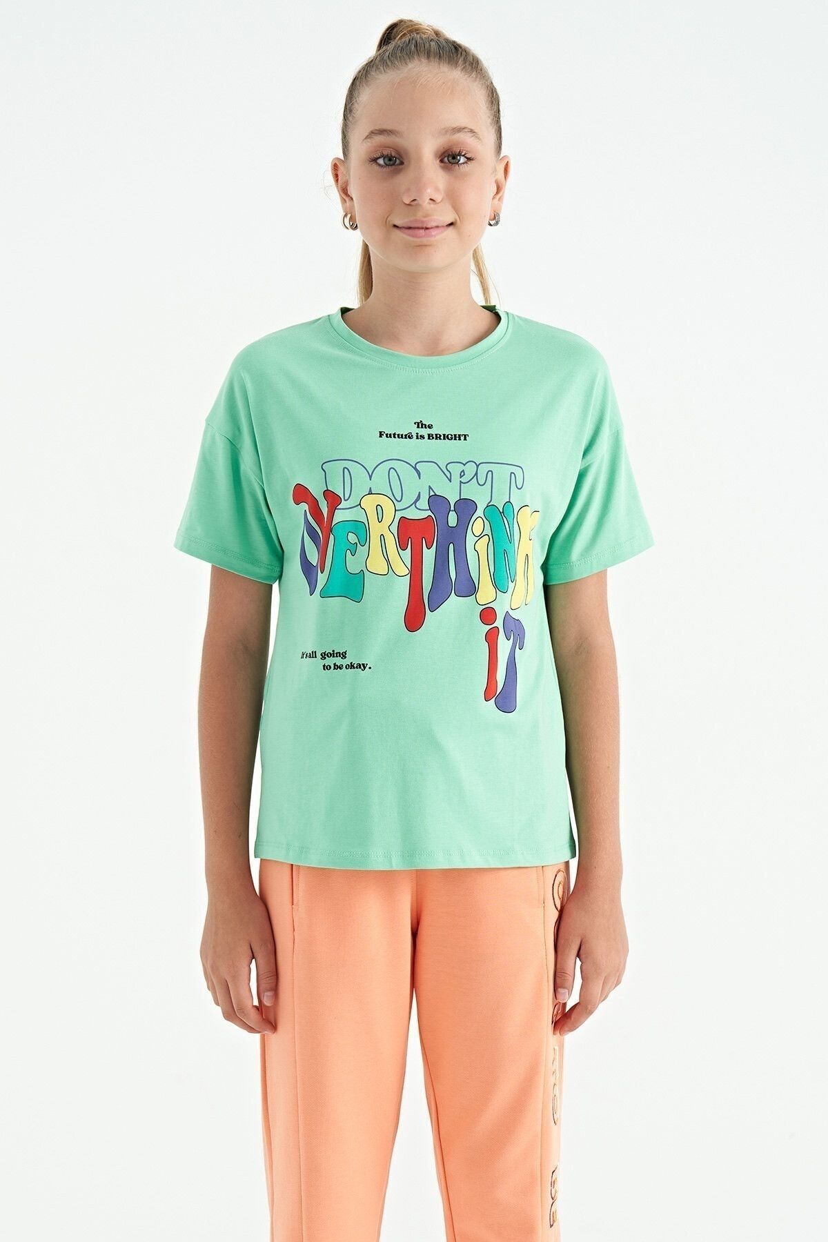 TOMMY LIFE Su Yeşili Renki Yazı Baskılı O Yaka Oversize Kısa Kollu Kız Çocuk T-Shirt - 75112