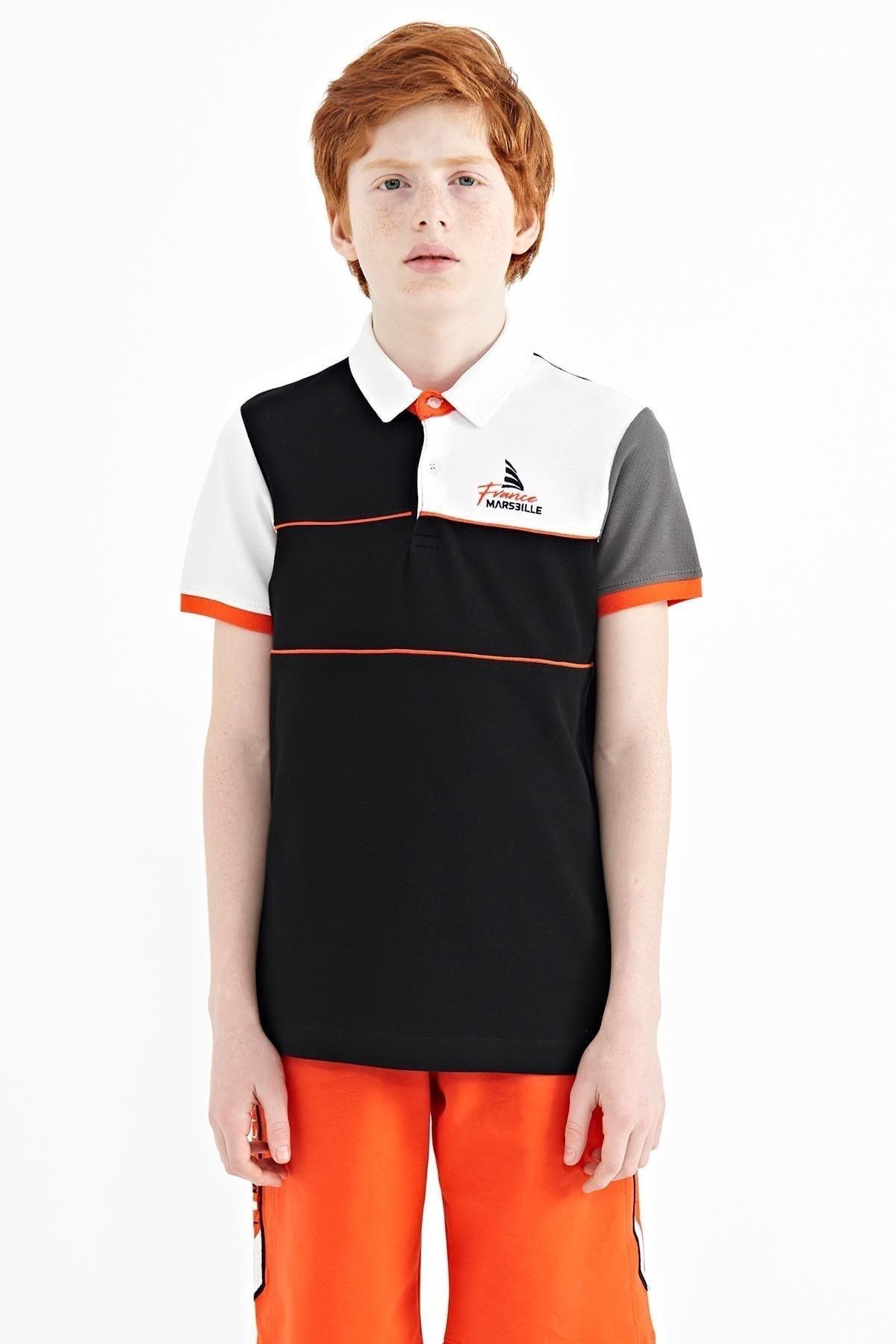 TOMMY LIFE Siyah Renk Bloklu Nakış Yazı Detaylı Standart Kalıp Polo Yaka Erkek Çocuk T-shirt - 11109