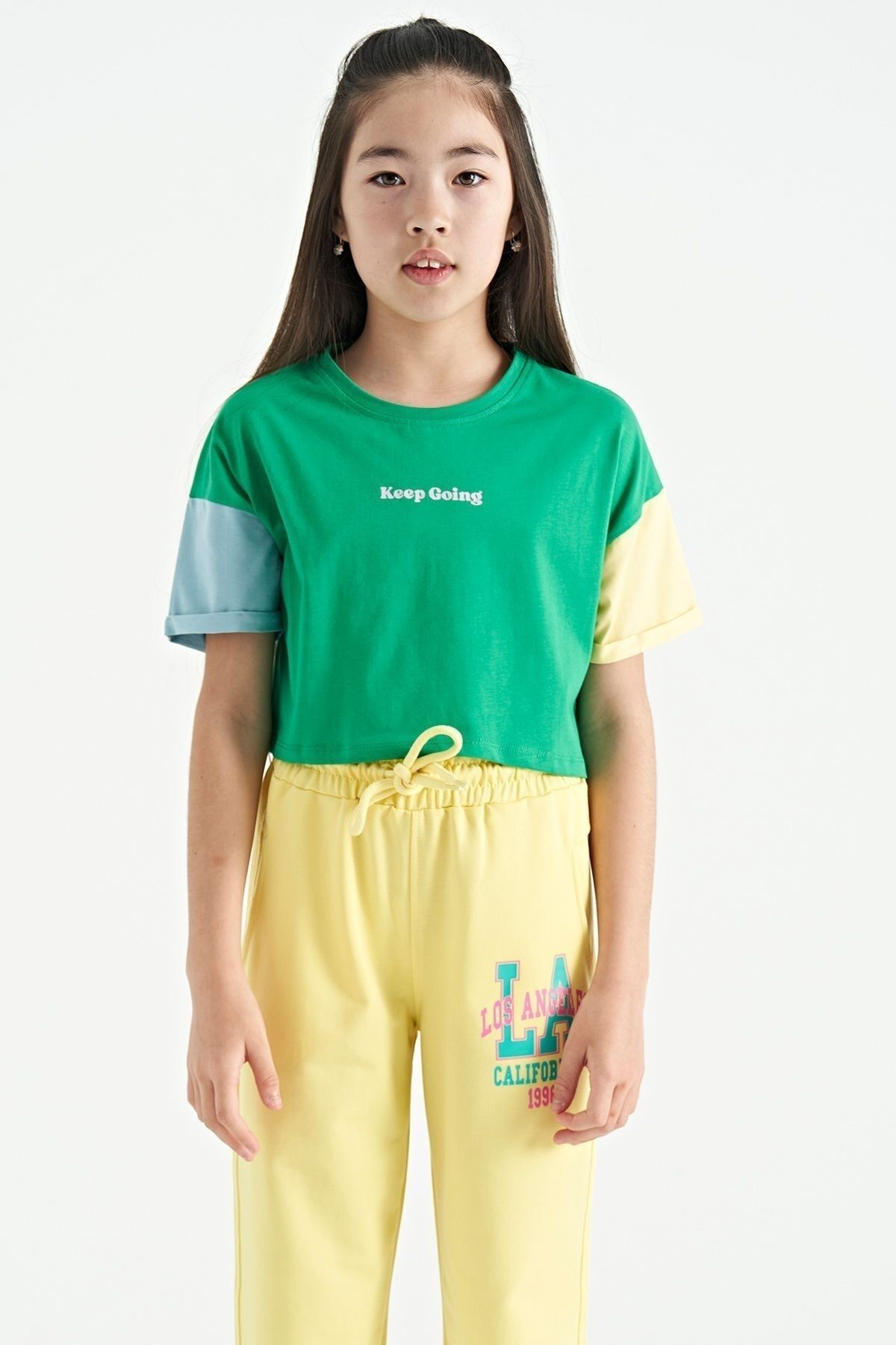 TOMMY LIFE Yeşil Yazı Baskılı O Yaka Düşük Omuzlu Oversize Kız Çocuk T-Shirt - 75130
