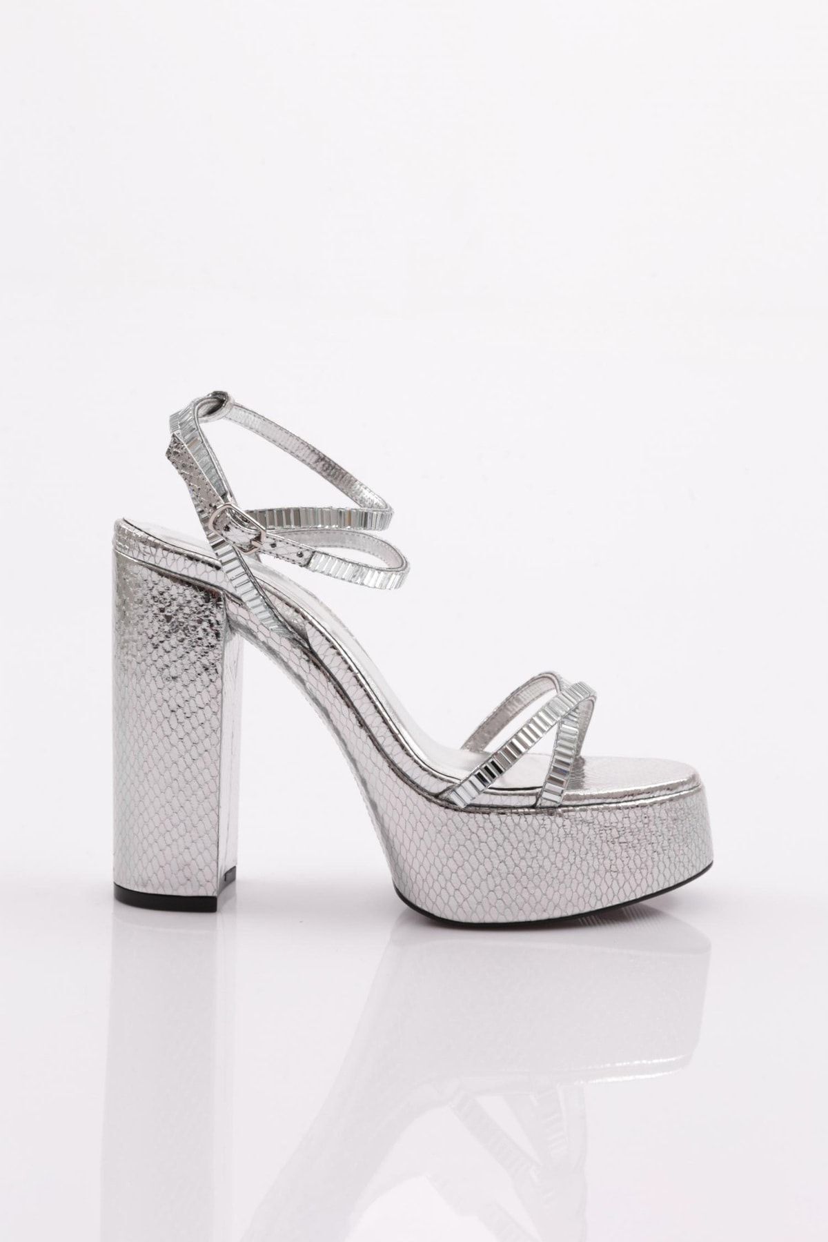 Dgn 27 Kadın Taş Şeritli Topuklu Ayakkabı Gümüş Yılan Metalik