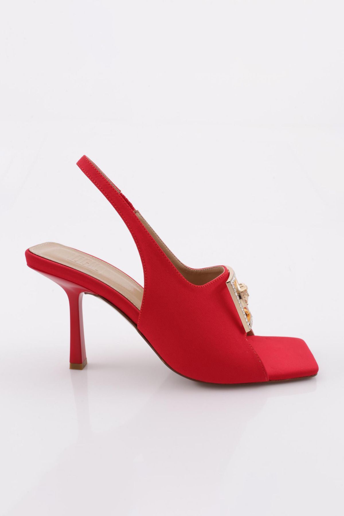 Dgn 8061 Kadın Küt Burun Metal Aksesuarlı Topuklu Sandalet Kırmızı Saten
