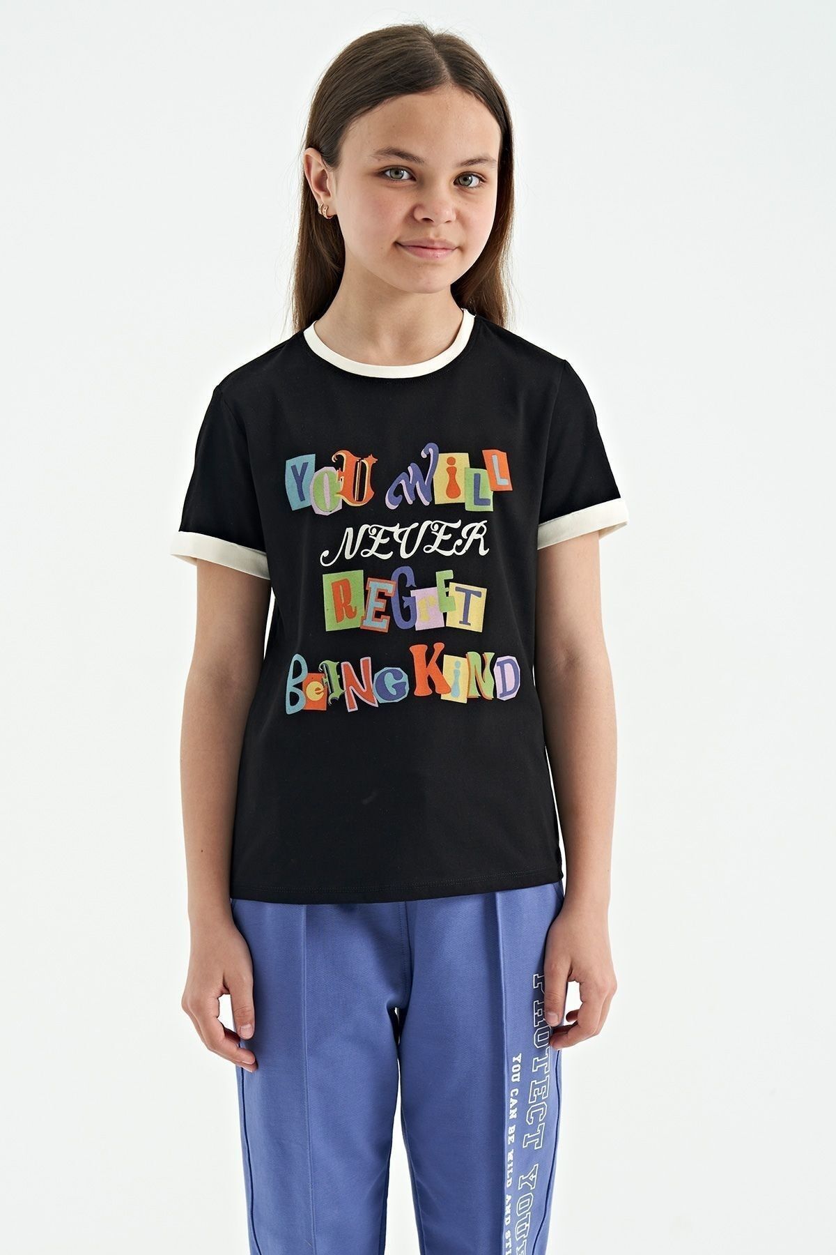 TOMMY LIFE Siyah Renkli Yazı Detaylı O Yaka Rahat Form Kız Çocuk T-shirt - 75109