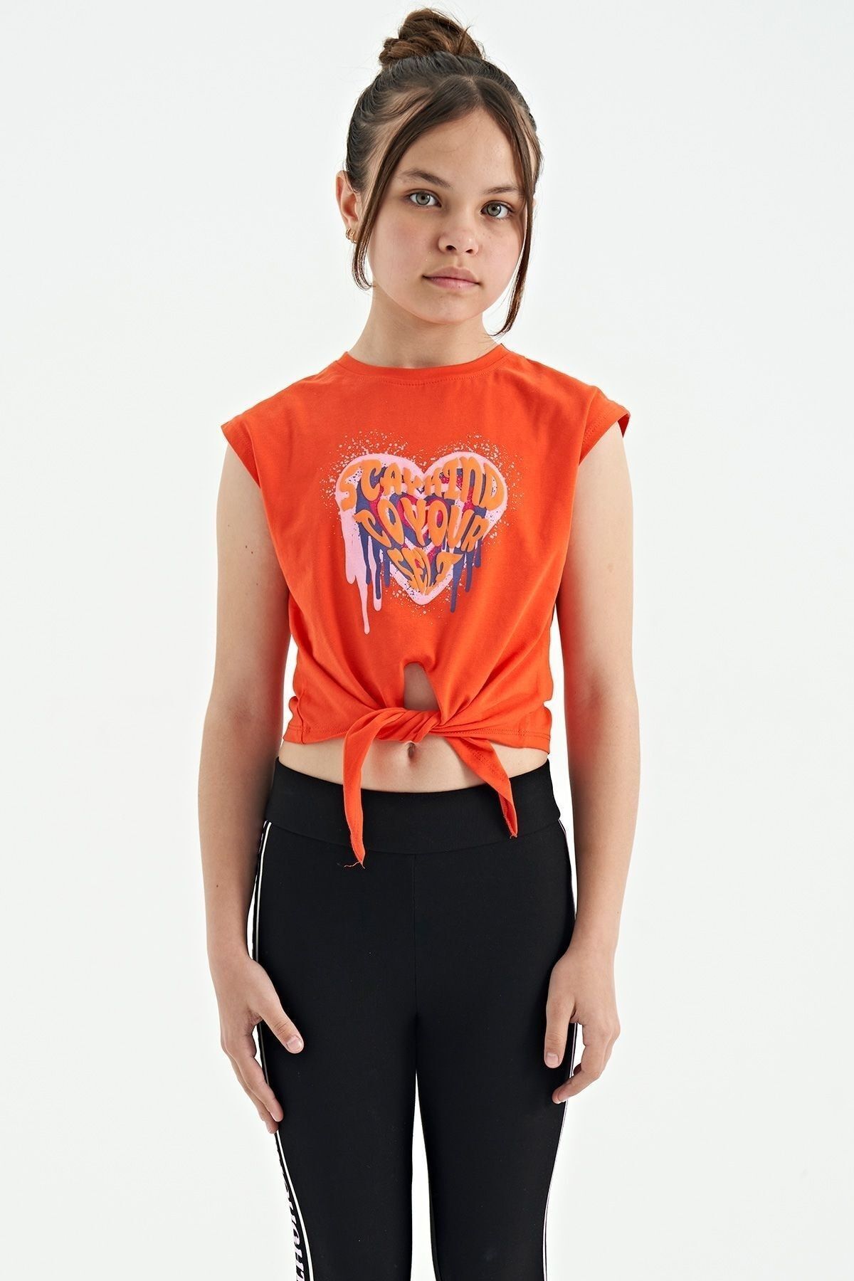 TOMMY LIFE Portakal Kalp Baskılı Ön Düğüm Detaylı Rahat Form Kız Çocuk T-shirt - 75114
