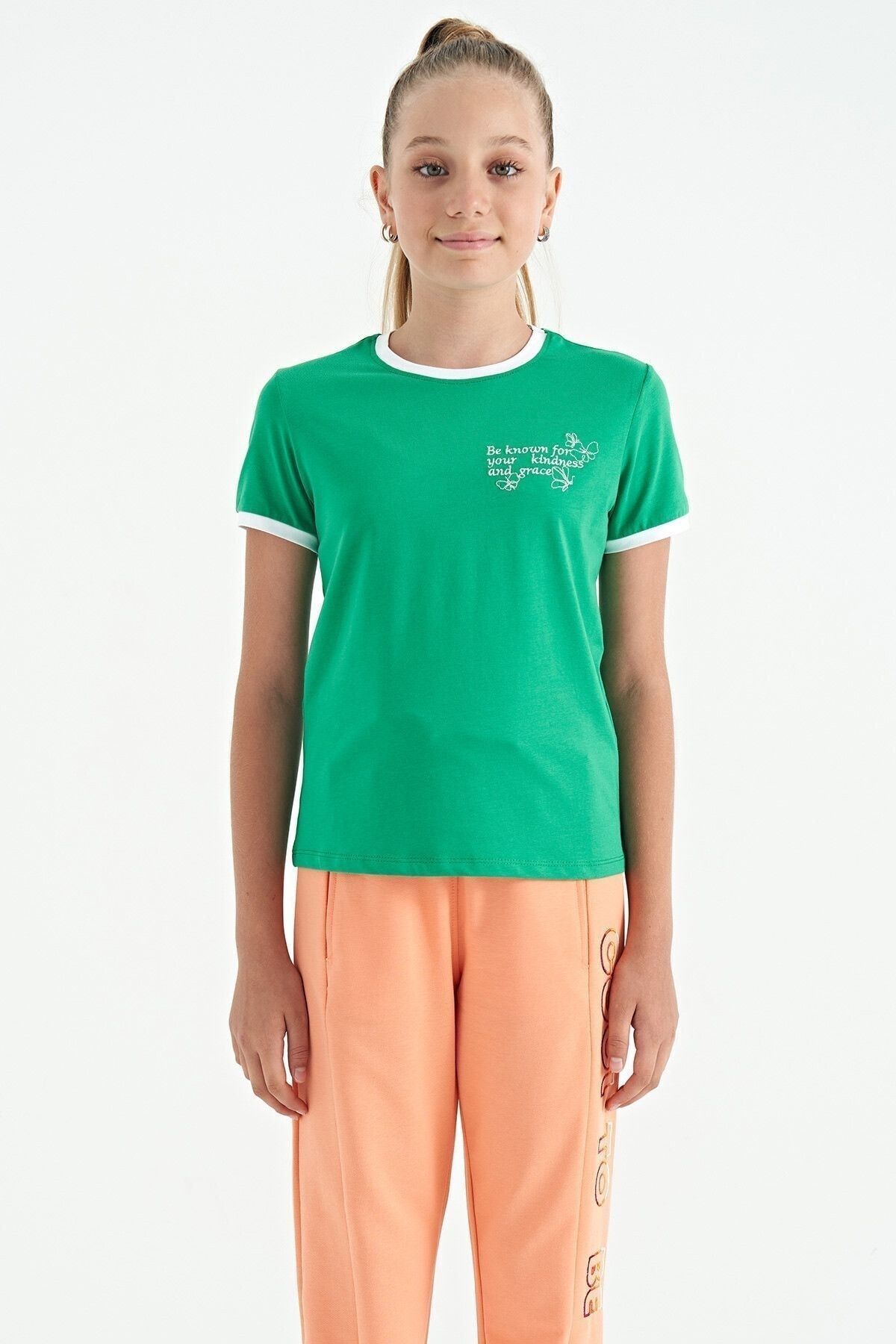 TOMMY LIFE Yeşil Minimal Yazı Baskılı O Yaka Rahat Form Kısa Kollu Kız Çocuk T-Shirt - 75110