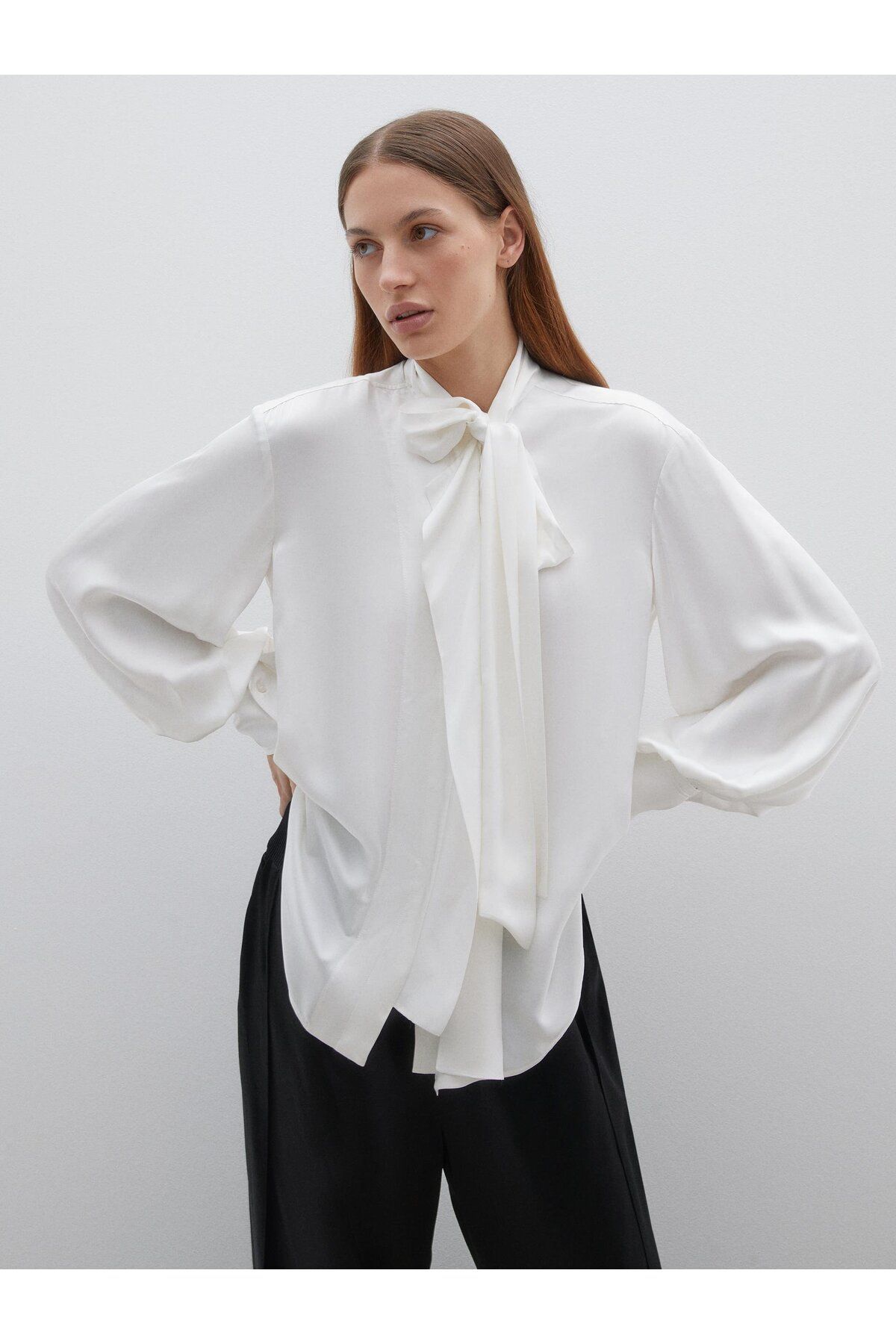 BAQA Yakası Fular Bağlama Detaylı Beyaz Bluz