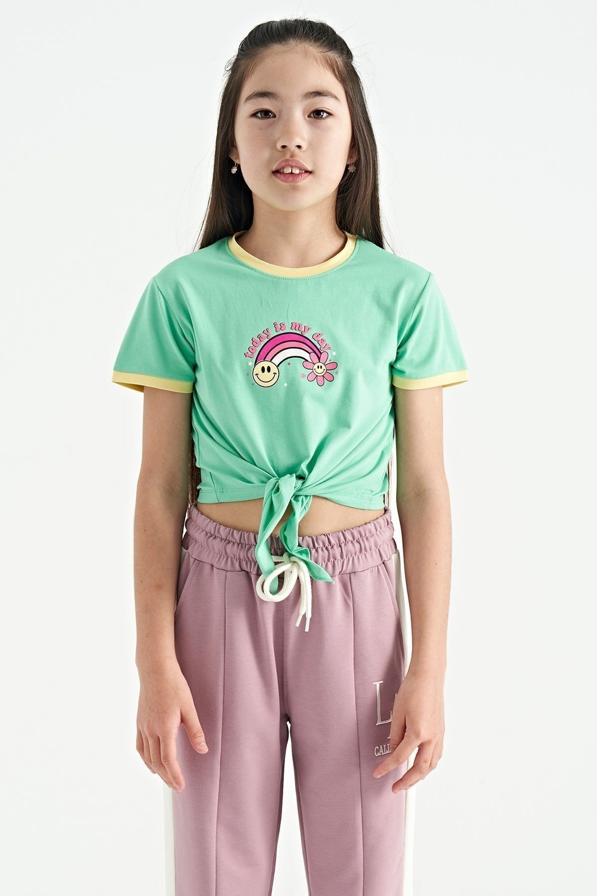 TOMMY LIFE Su Yeşili Baskı Detaylı O Yaka Çok Renkli Bağlama Detaylı Kız Çocuk T-Shirt - 75113