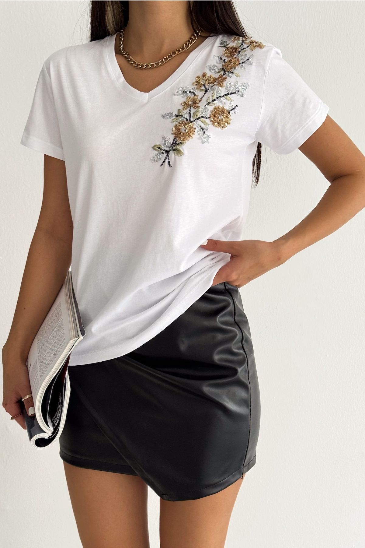 FEMELLE Kadın Beyaz V Yaka Omzu Çiçek Pul Payet İşlemeli Püsküllü %100 Pamuk Tişört