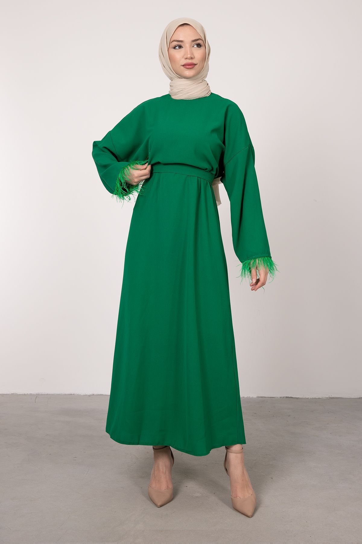 Lamia Giyim Kolları Tüy Detaylı Kuşaklı Tesettür Elbise Çim Yeşili