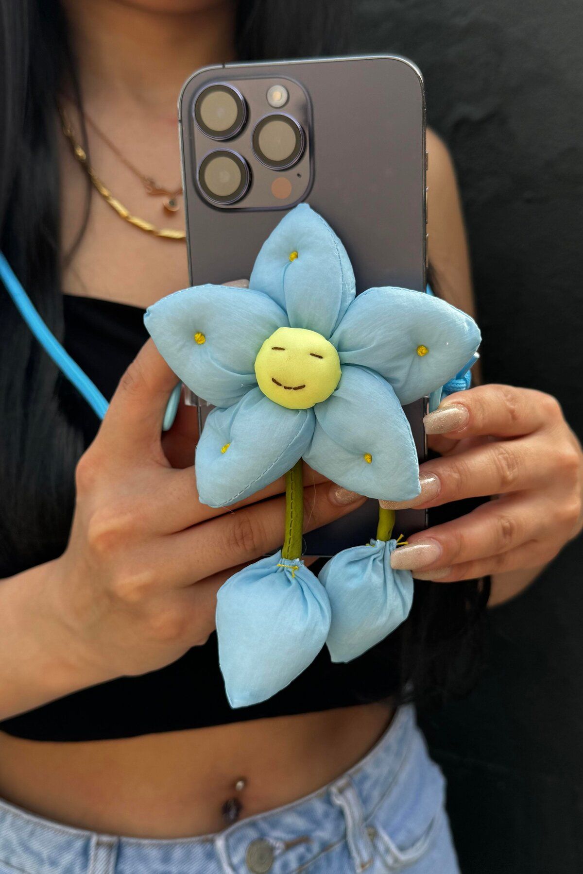 Takıştır Mavi Renk Çiçek Figürlü İpli Telefon Aksesuarı