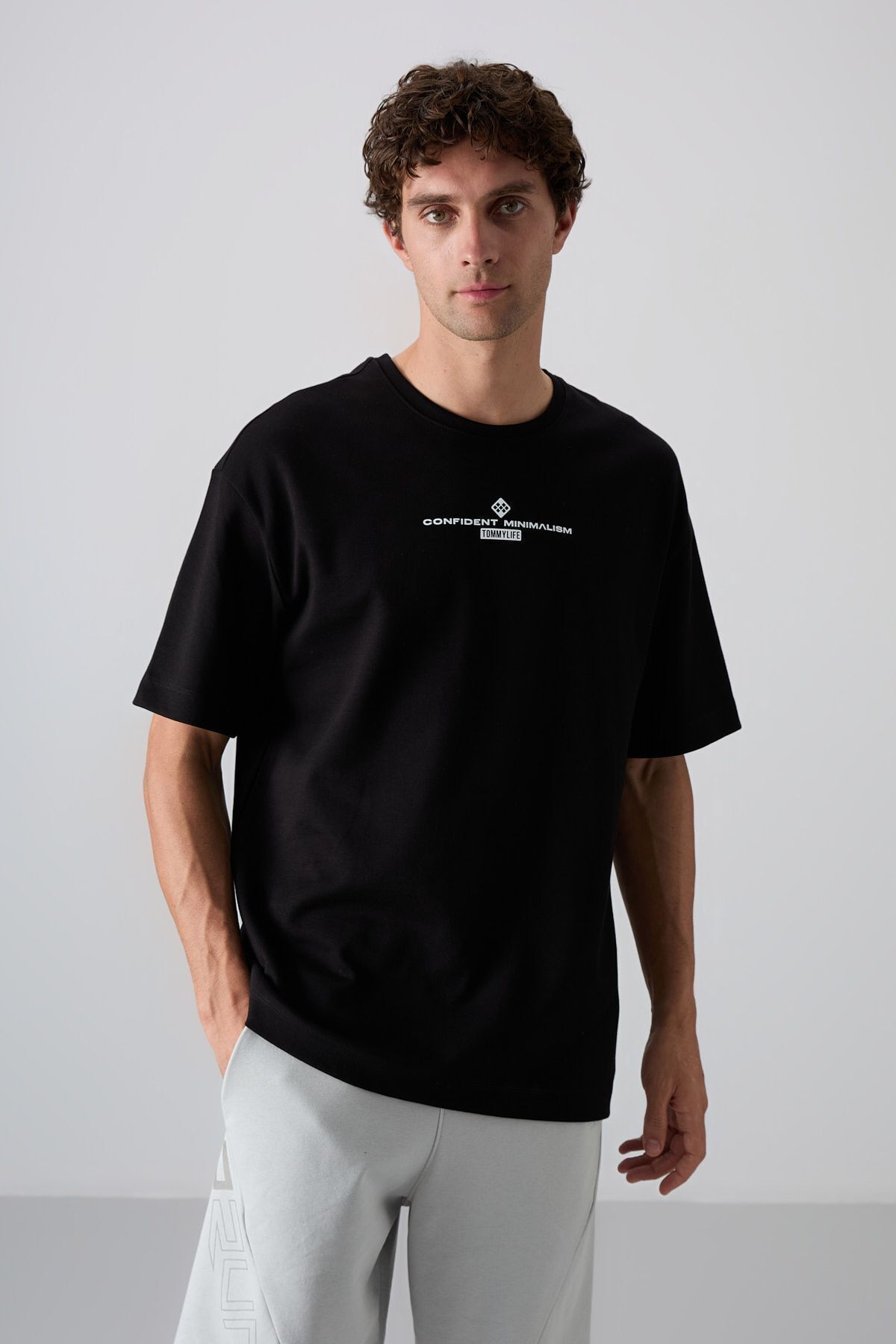 TOMMY LIFE Sıyah/Beyaz Pamuklu Kalın Yumuşak Dokulu Oversize Fit Baskılı Erkek T-Shirt - 88321