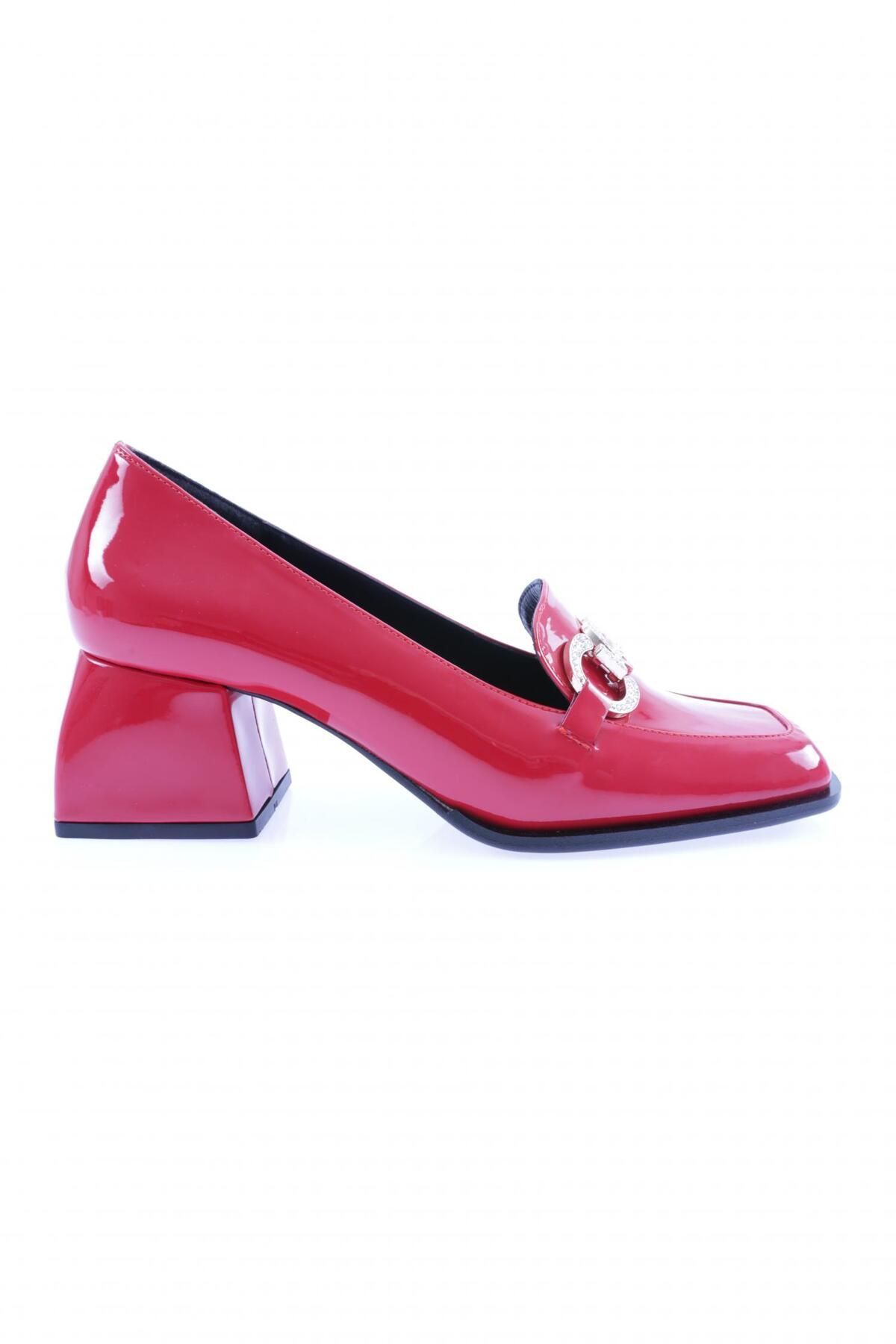 Dgn Kadın Küt Burun Demir Aksesuarlı Çerçeve Topuklu Loafer Ayakkabı Kırmızı Rugan