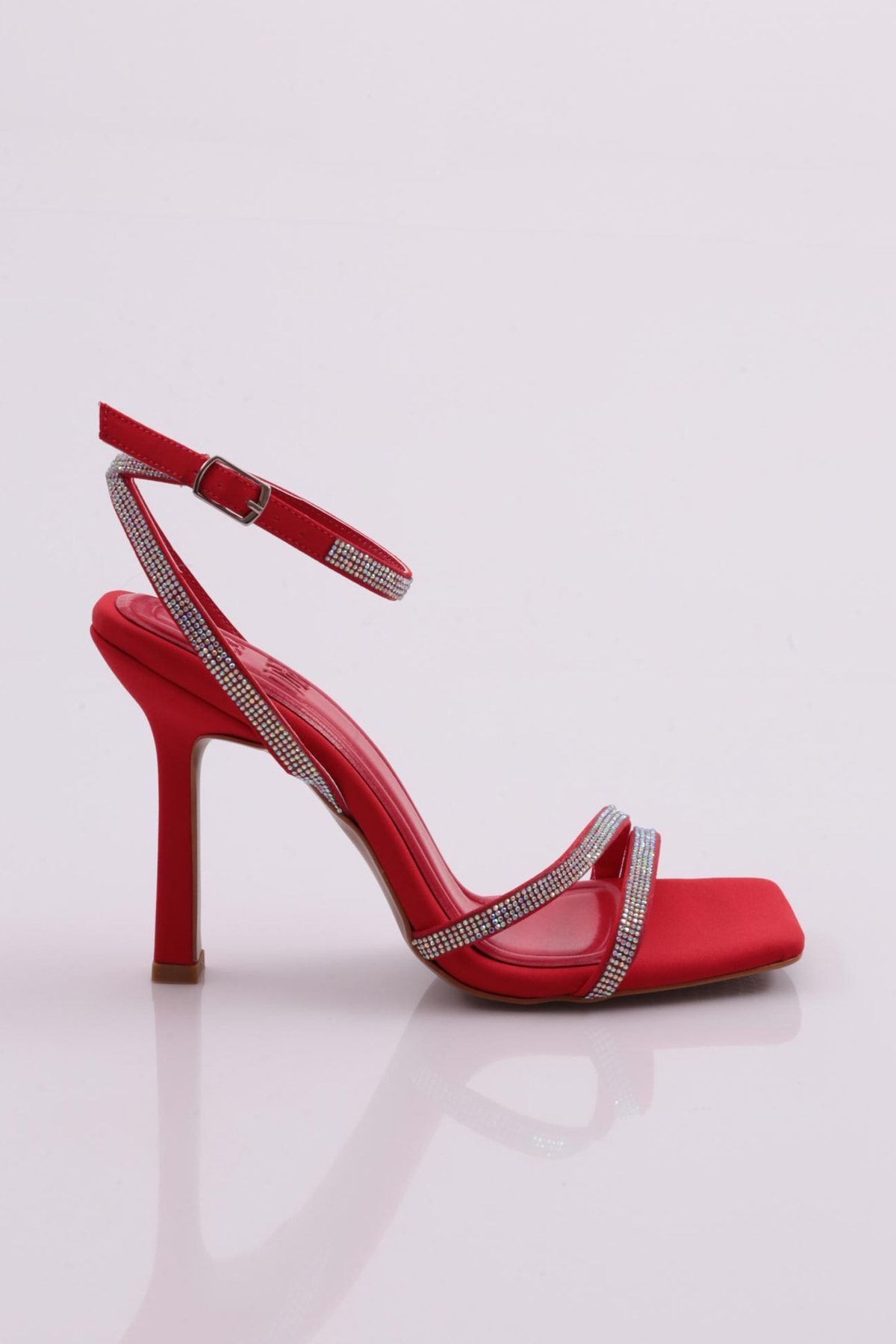 Dgn 2026 Kadın Silver Taşlı Bilekten Kemer Bağlamalı Topuklu Sandalet Kırmızı Saten
