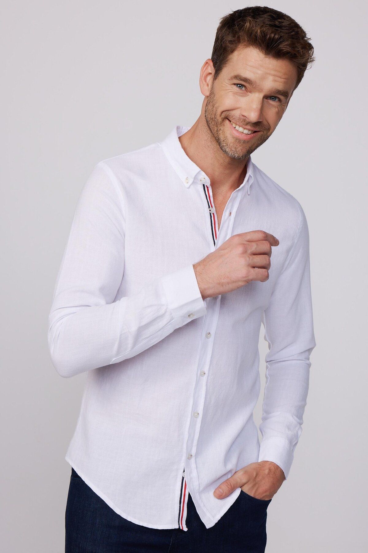Tudors Erkek Slim Fit Dar Kesim Uzun Kollu %100 Pamuk Keten Doku Biyeli Düğmeli Yaka Beyaz Gömlek