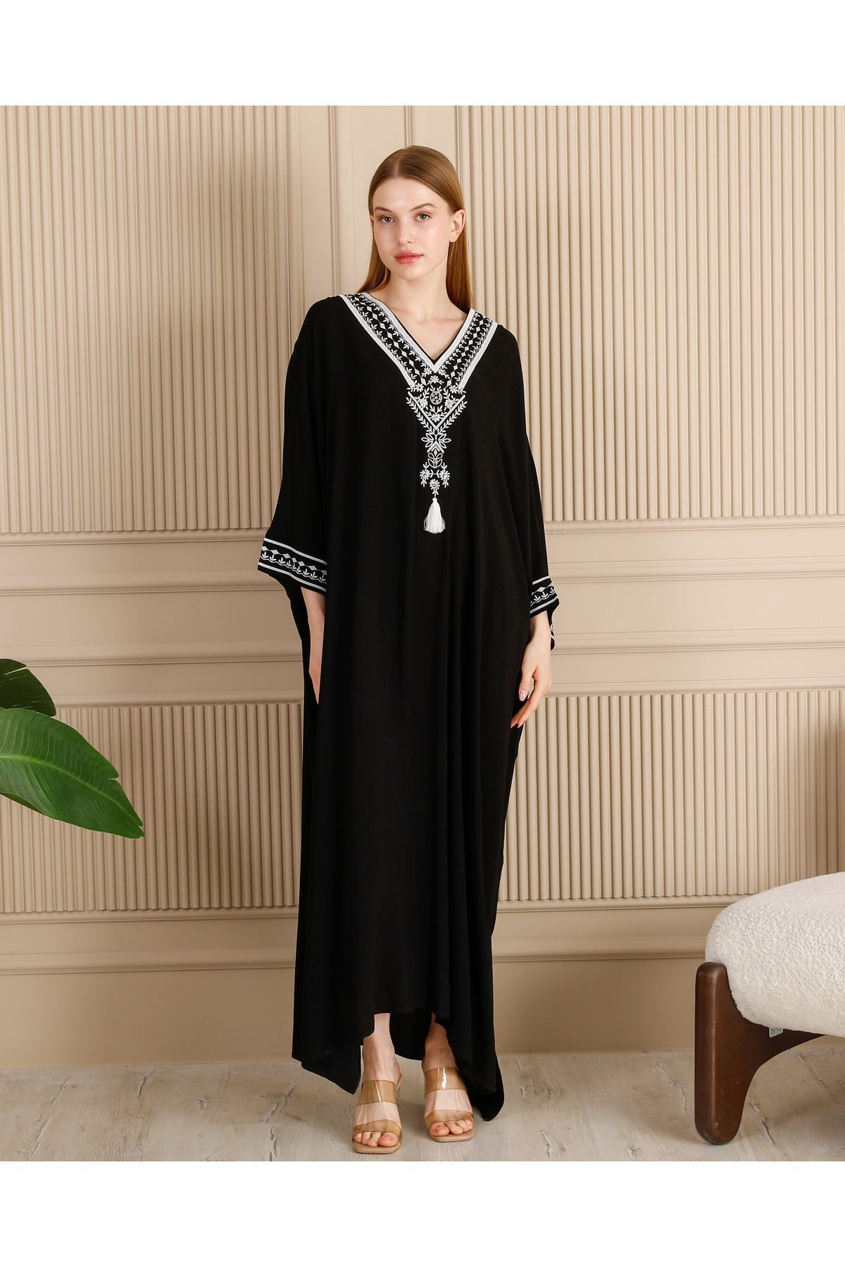 BeyzaBayram Kadın Siyah-Beyaz Nakışlı Battal Salaş Büyük Beden Viskon Uzun Elbise