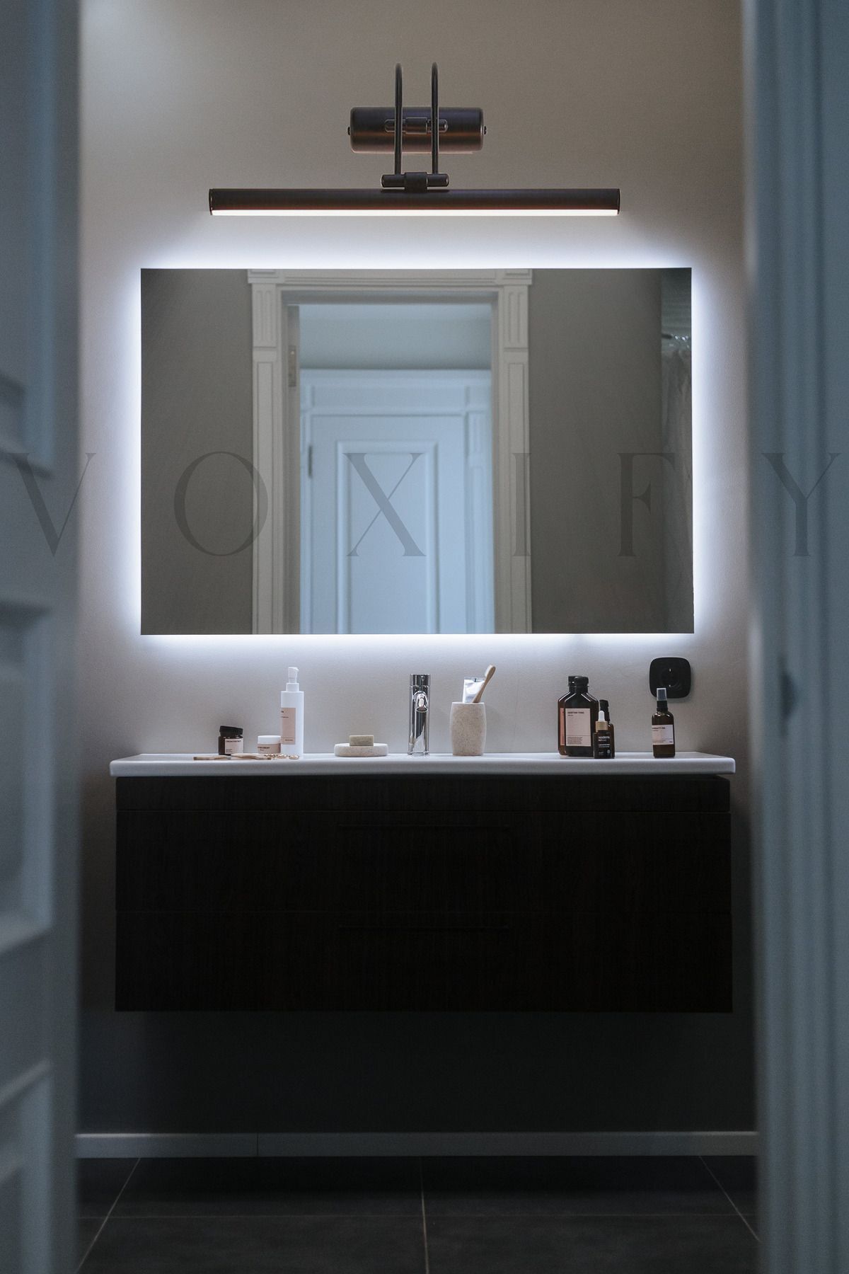 Voxify Mat Siyah Kuğu Aplik Oynar Başlıklı Beyaz Işık Şık Tasarım Dekoratif Dizayn Banyo Ayna Aydınlatma