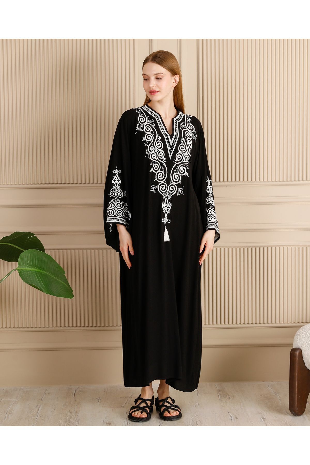 BeyzaBayram Kadın Siyah-Beyaz Nakışlı Büyük Beden Viskon Uzun Elbise