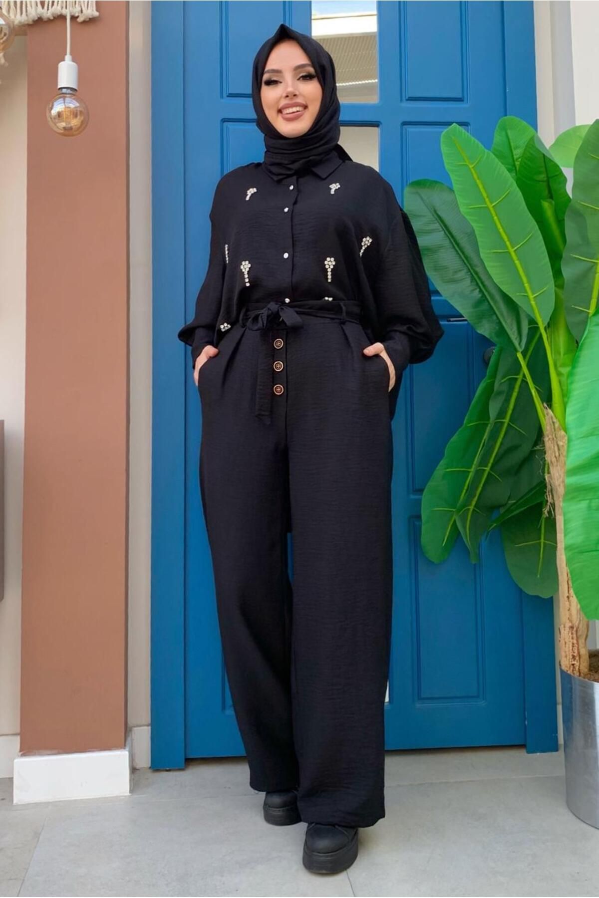 TRENDTESETTÜR Kadın Siyah Düğme Detaylı Kuşaklı Geniş Paça Pantolon T 5720