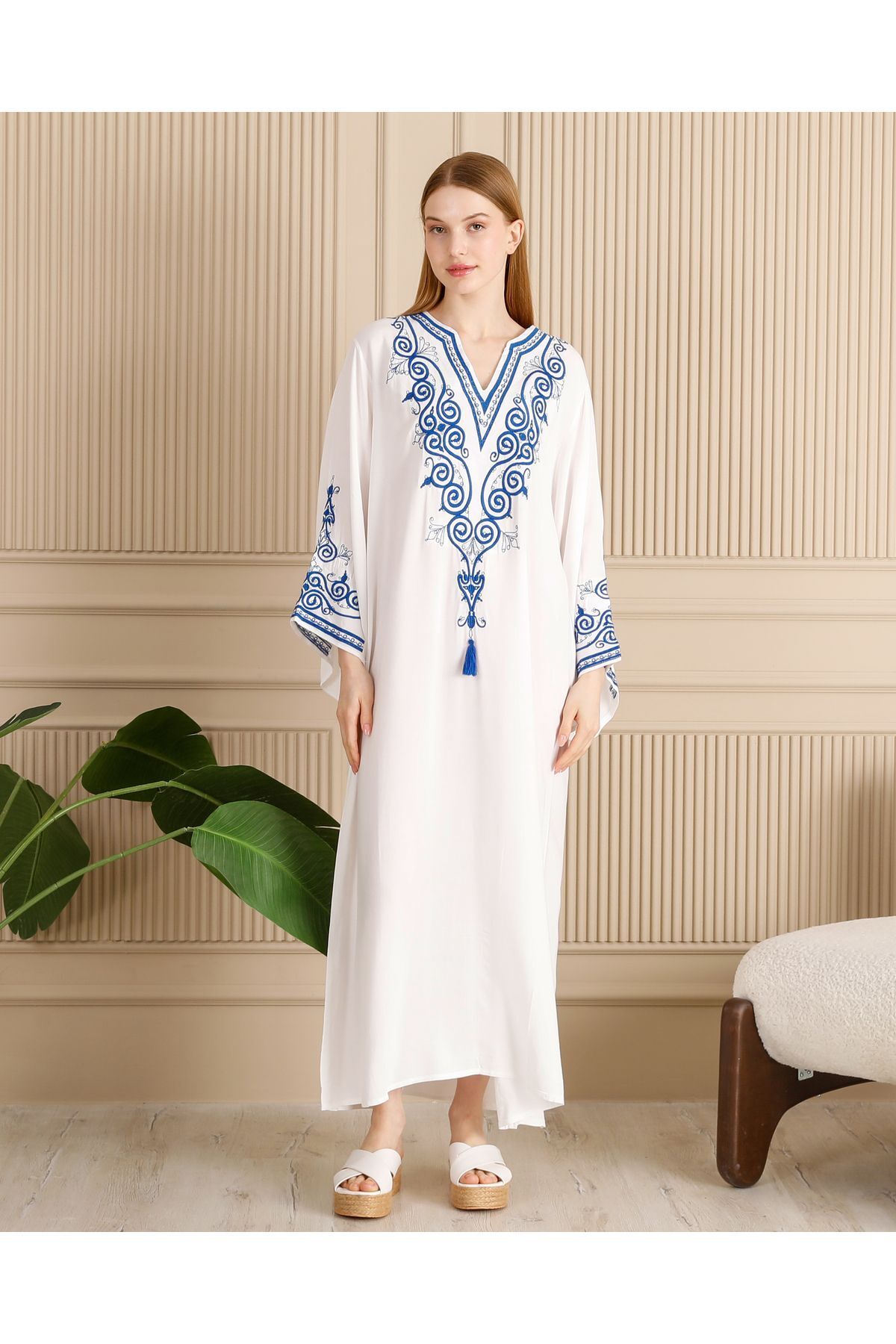 BeyzaBayram Kadın Beyaz-saks Nakışlı Battal Salaş Büyük Beden Viskon Uzun Elbise